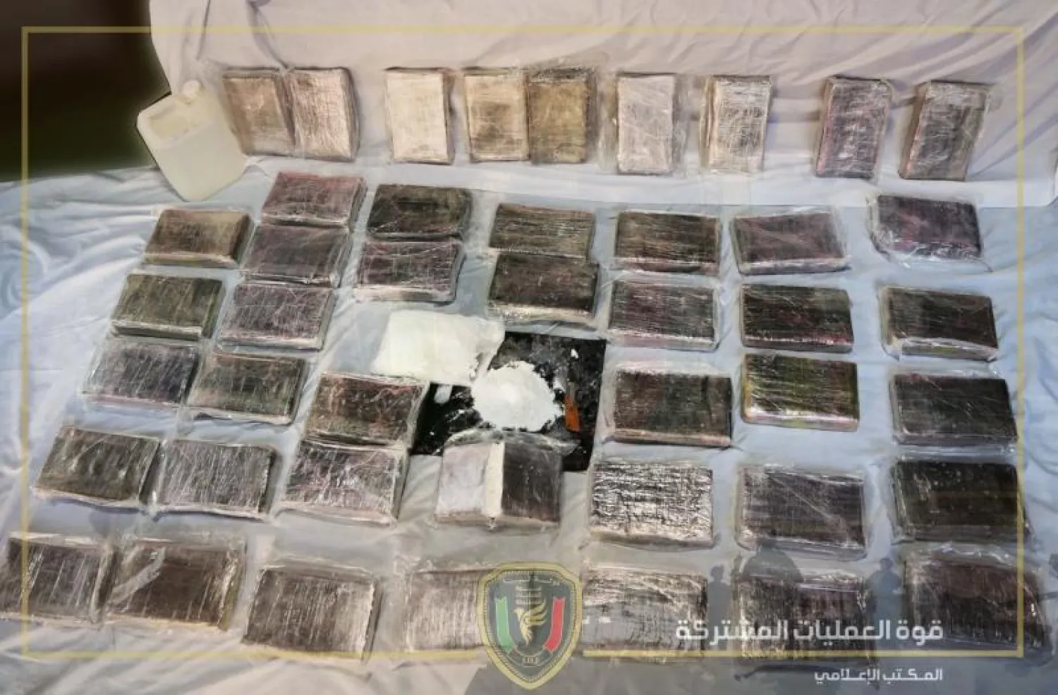 جانب من كمية الكوكايين التي عثرت عليها السلطات الأمنية بغرب ليبيا على ساحل قريب من مصراتة (قوة العمليات المشتركة)