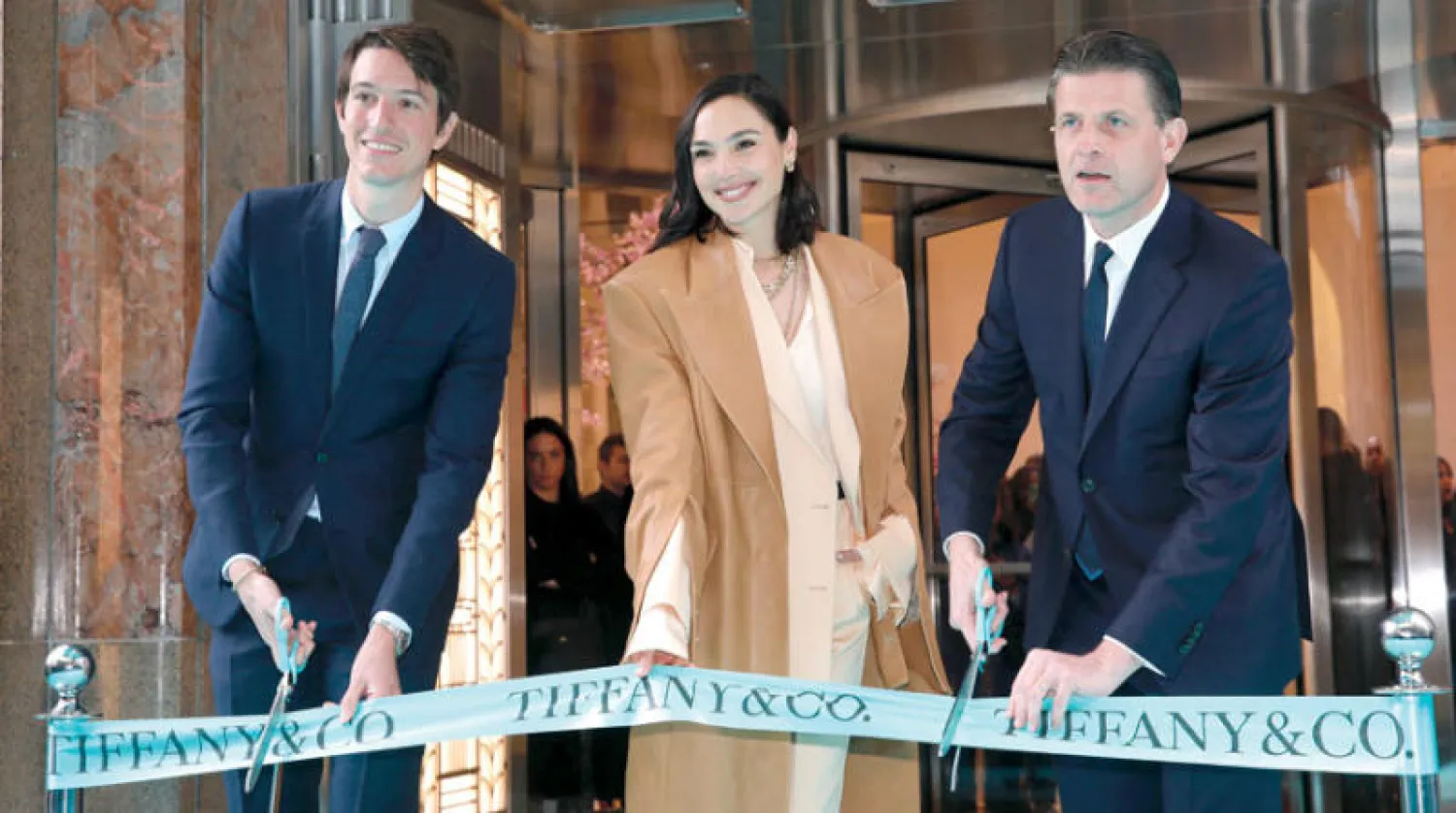 الممثلة غال جادو تتوسط أنتوني ليدرو (يمين) وألكسندر أرنو خلال قص شريط الافتتاح (أ.ف.ب)