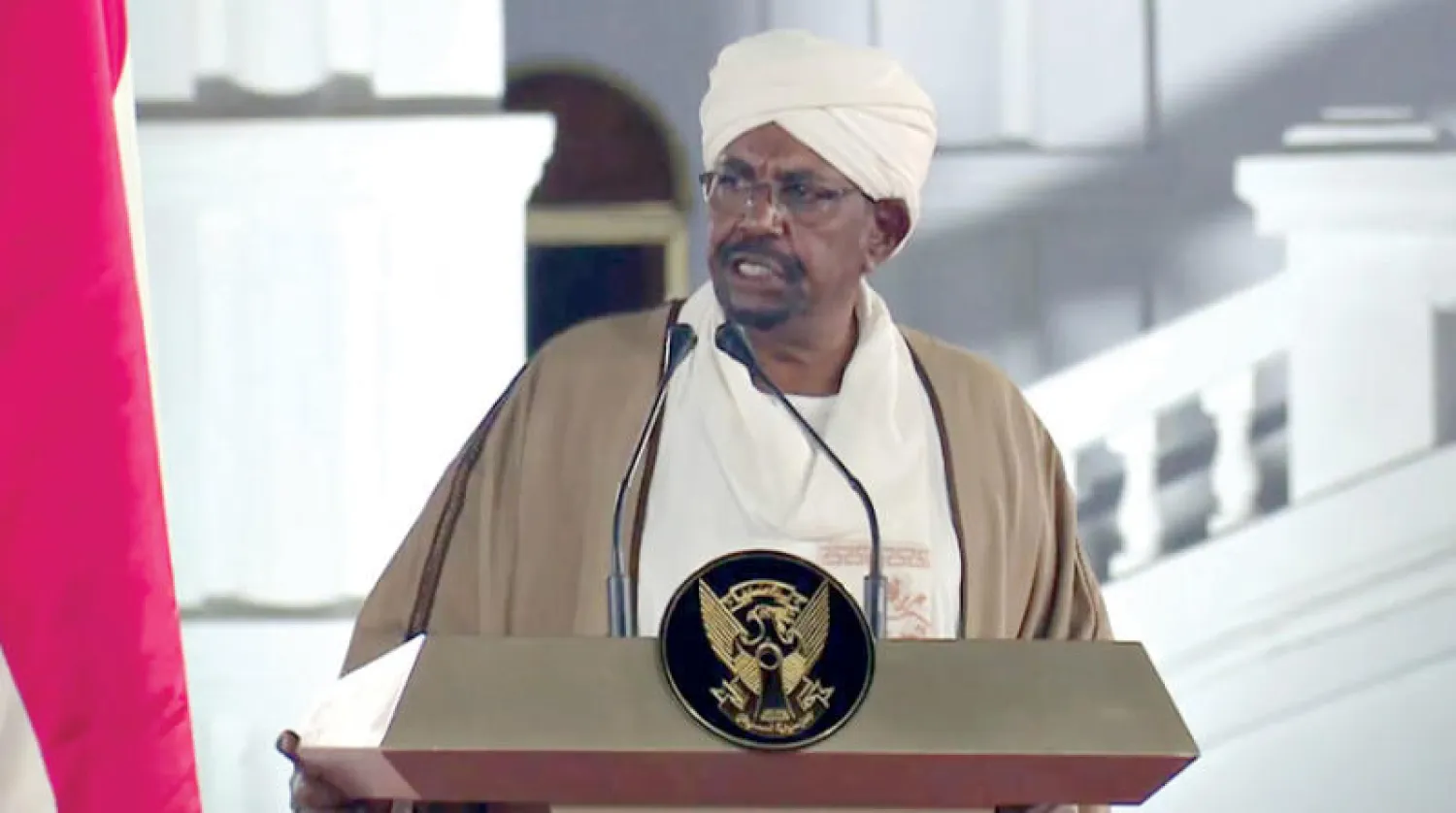 البشير أثناء خطاب في القصر قبل شهرين من سقوط نظامه في أبريل 2019 (أ.ب)