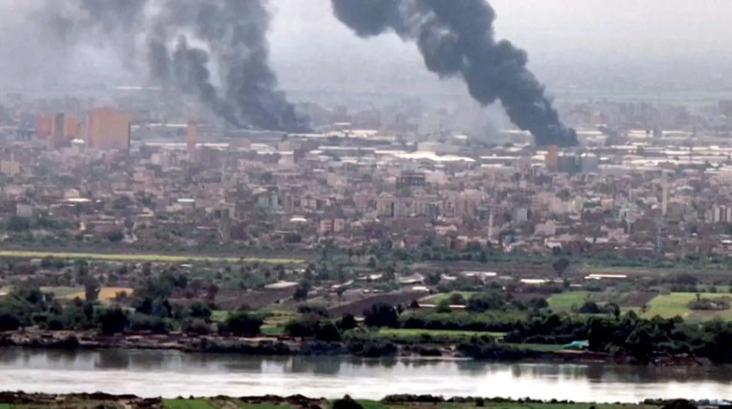 أعمدة دخان تتصاعد في سماء الخرطوم جراء المعارك أمس (أ.ف.ب)