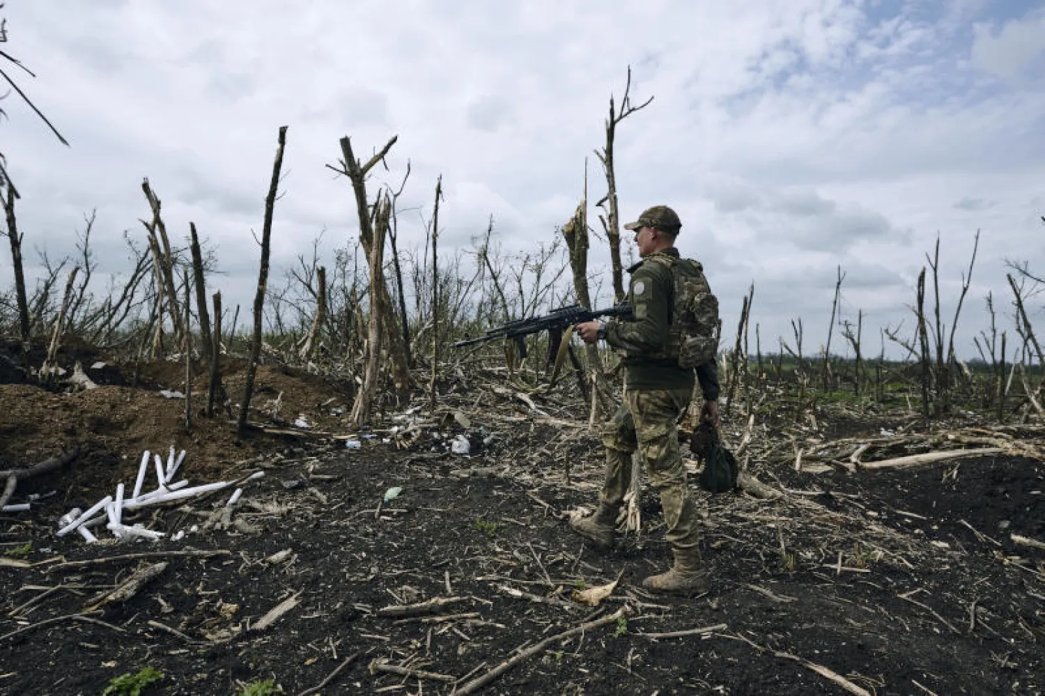 جندي أوكراني يسير في أفدييفكا حيث وقعت معارك عنيفة مع الروس في منطقة دونيتسك بأوكرانيا (أ.ب)