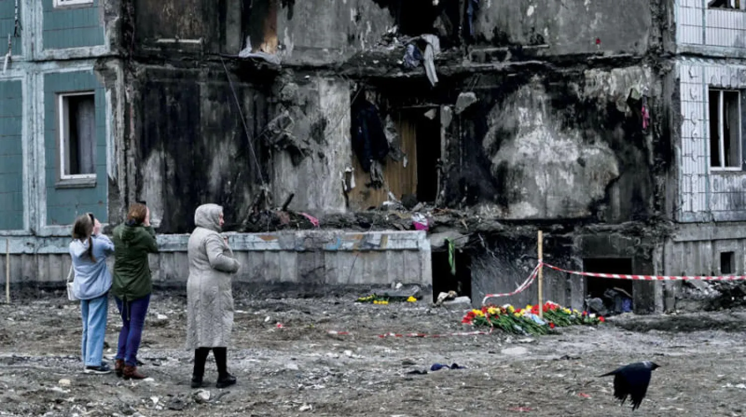 أوكرانيون ينعون ضحايا قصف روسي في أومان جنوب أوكرانيا أمس (أ.ف.ب)