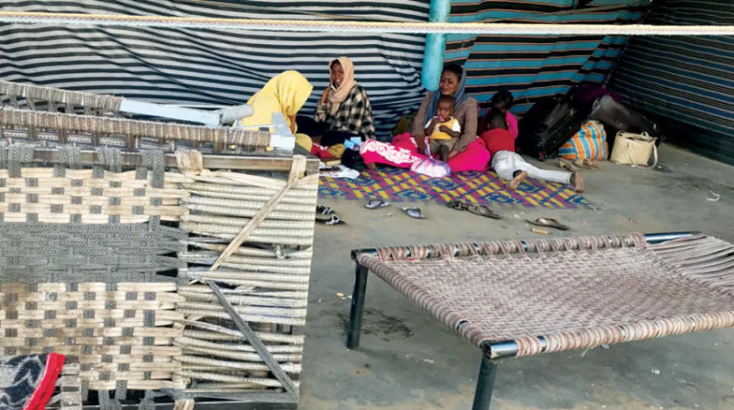 أسرة موسى حمد في انتظاره بوادي كركر (الشرق الأوسط)