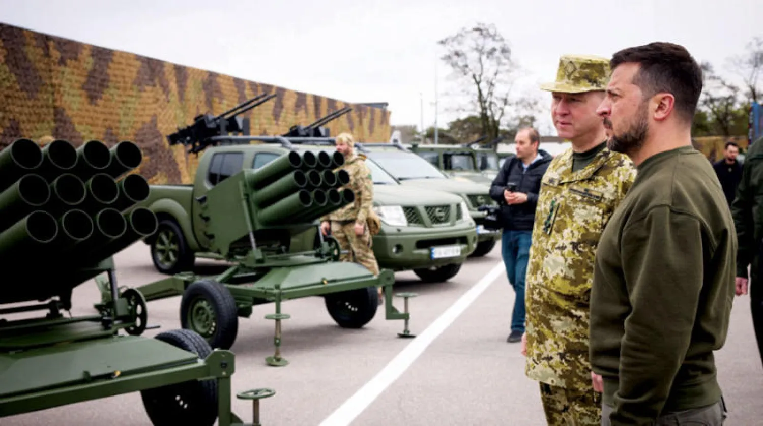 زيلينسكي يعاين راجمة صواريخ في احتفال لـ«الحرس الوطني» الأوكراني في كييف (أ.ف.ب)