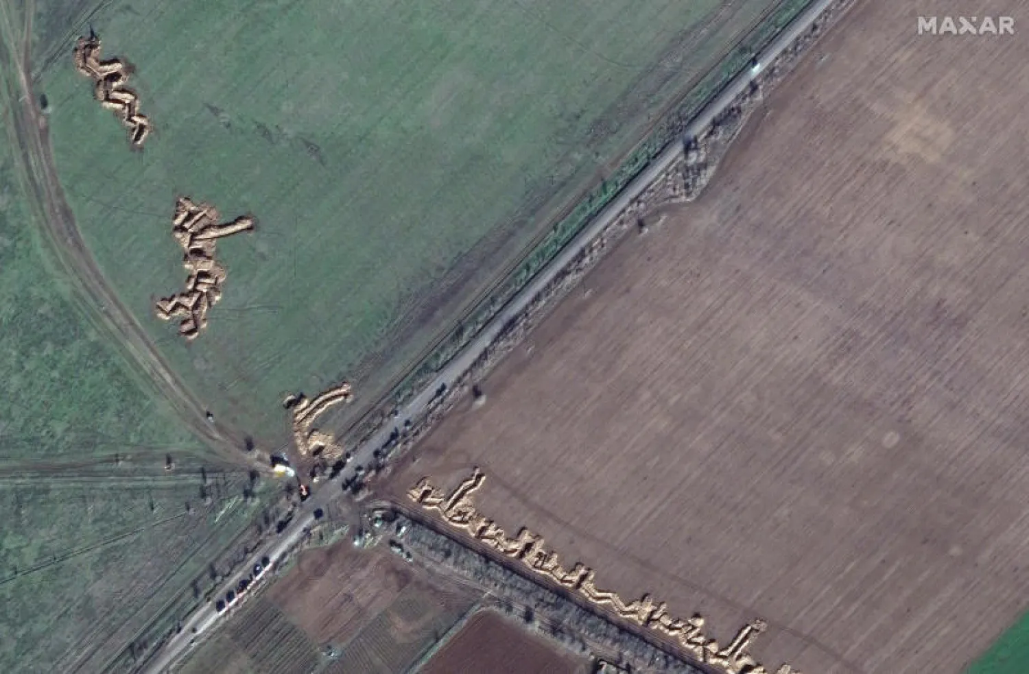 صورة للأقمار الصناعية تُظهر تحصينات روسية بالقرب من قرية ميدفيديفكا (رويترز)