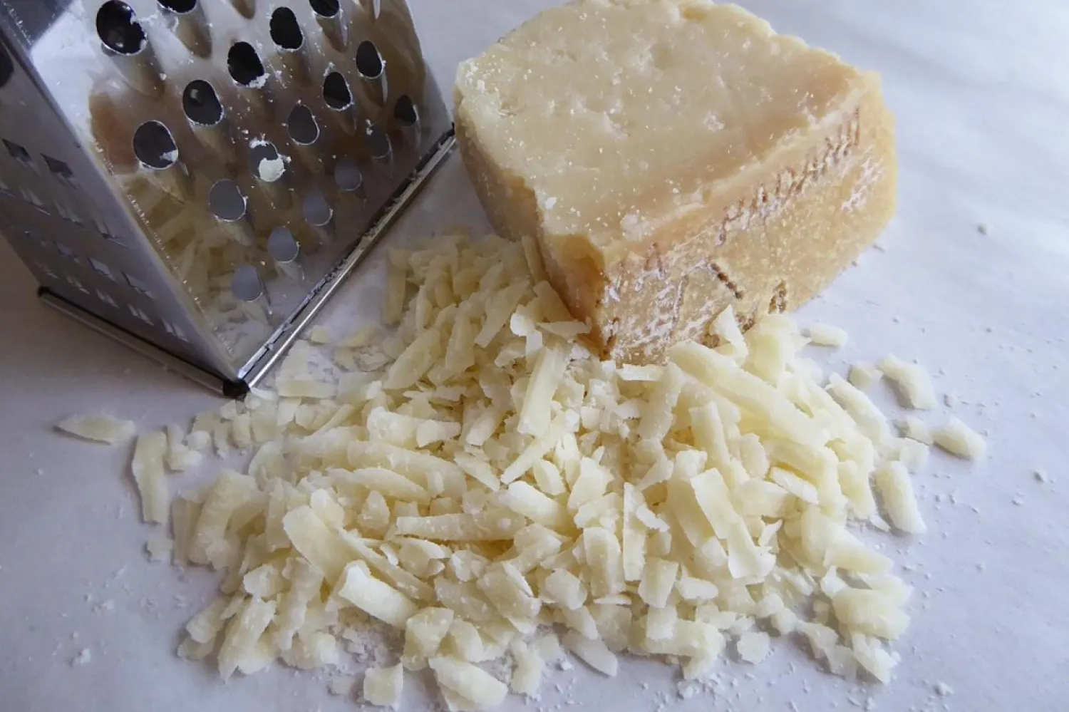 Parmesan, genellikle servis anında yemeklerin üzerine rendeleniyor (Pixabay)

