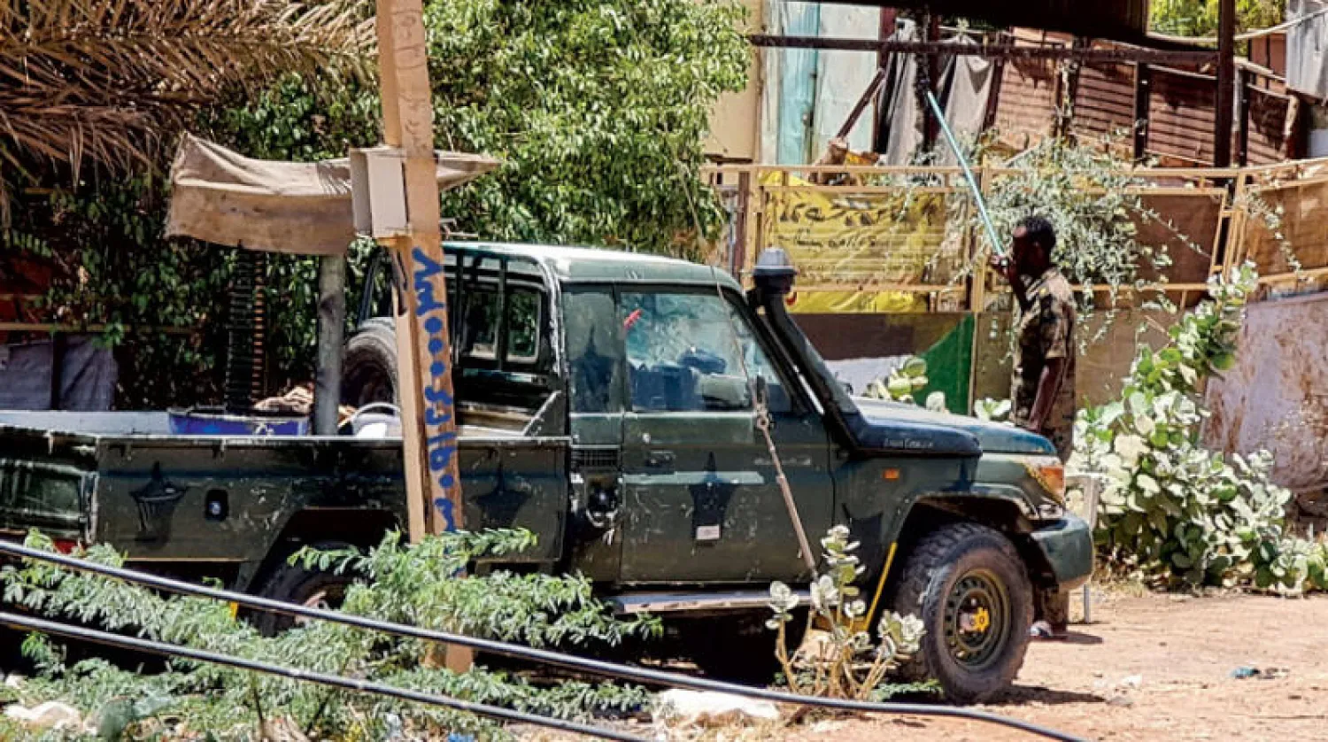 انتشار عسكري بين البيوت والأحياء السكنية (أ.ف.ب)