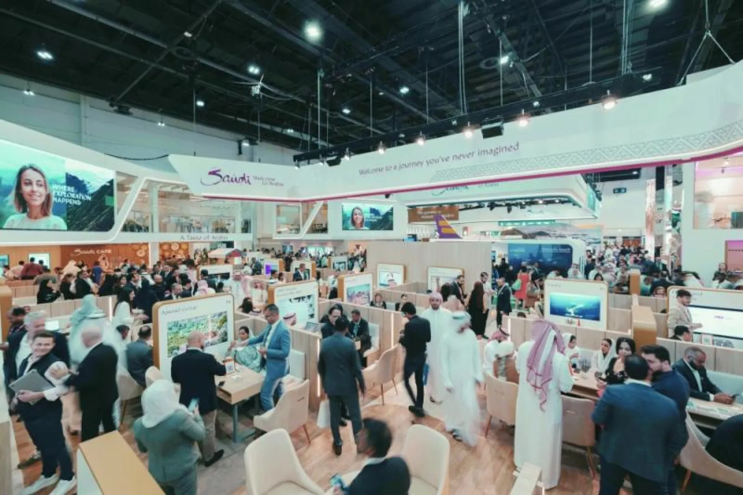 الجناح السعودي يشهد إقبالاً كبيراً خلال معرض السفر العربي المنعقد حالياً في دبي (الشرق الأوسط)