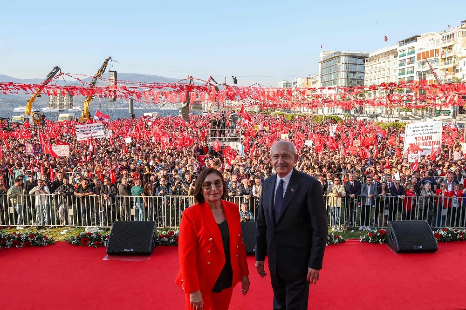 In this handout photograph taken and released by the Republican People's Party press office, Türkiye's Republican People's Party (CHP) Chairman and Presidential candidate Kemal Kilicdaroglu (R) and his wife Selvi Kilicdaroglu pose during a rally in Izmir, Türkiye, on April 30, 2023. (Handout / Republican People's Party (CHP) Press Service / AFP)
