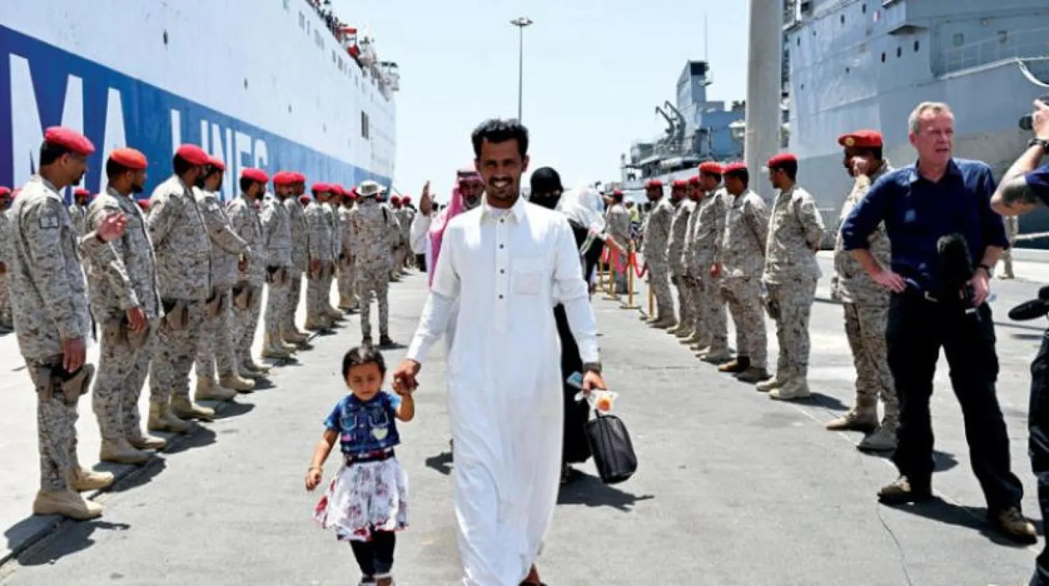 Suudi Arabistan Kraliyet Deniz Kuvvetleri'nin yardımıyla Port Sudan'dan Cidde'ye varışlarının ardından Suudiler (Reuters)