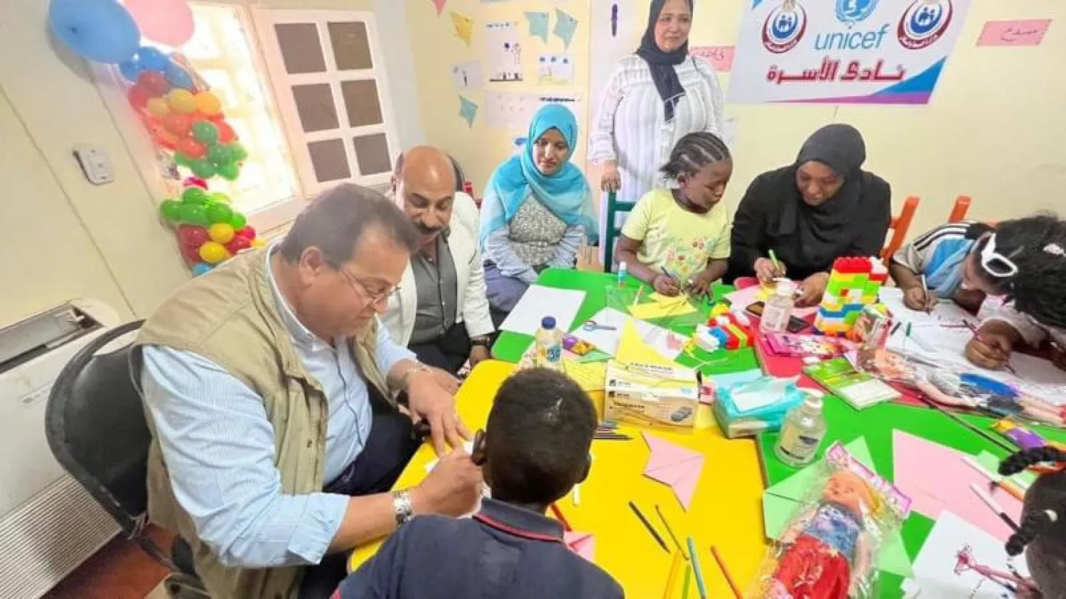 وزير الصحة المصري يتفقد الأطفال النازحين في وحدات الدعم النفسي