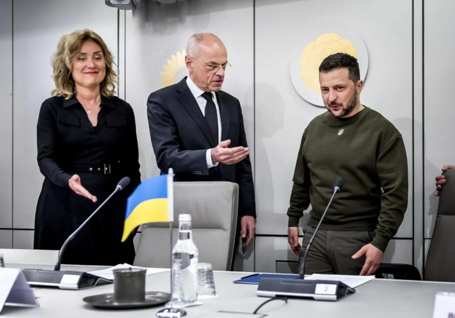 الرئيس الأوكراني في لاهاي (إ.ب.أ)