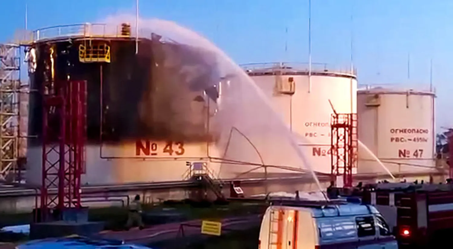 رجال الإطفاء يكافحون حريقاً في خزّان للنفط بمصفاة إلسكي في منطقة كراسنودار (أ.ف.ب)