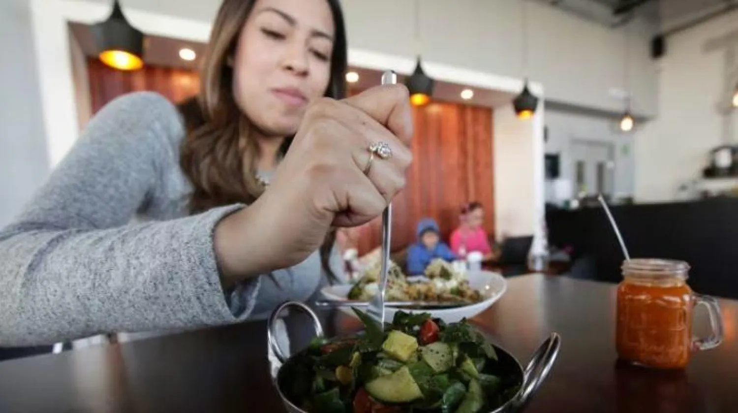 النظام الغذائي منخفض الكربوهيدرات يتضمن الاستغناء عن السكريات والخبز والخضراوات النشوية (رويترز)