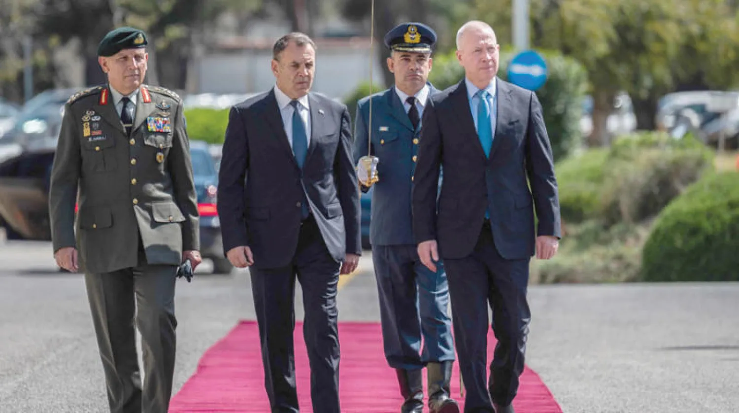 وزير الدفاع اليوناني يستقبل نظيره الإسرائيلي في أثينا أمس (أ.ف.ب)