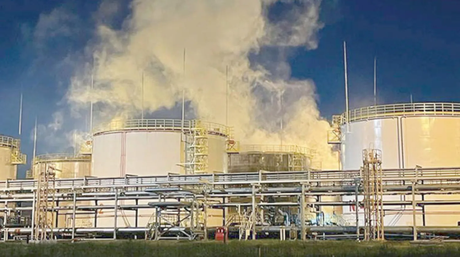 مصفاة النفط «إلسكي» في البلدة التي تحمل الاسم نفسه مشتعلة بعدما تعرضت لهجوم بمسيّرات (أ.ب)