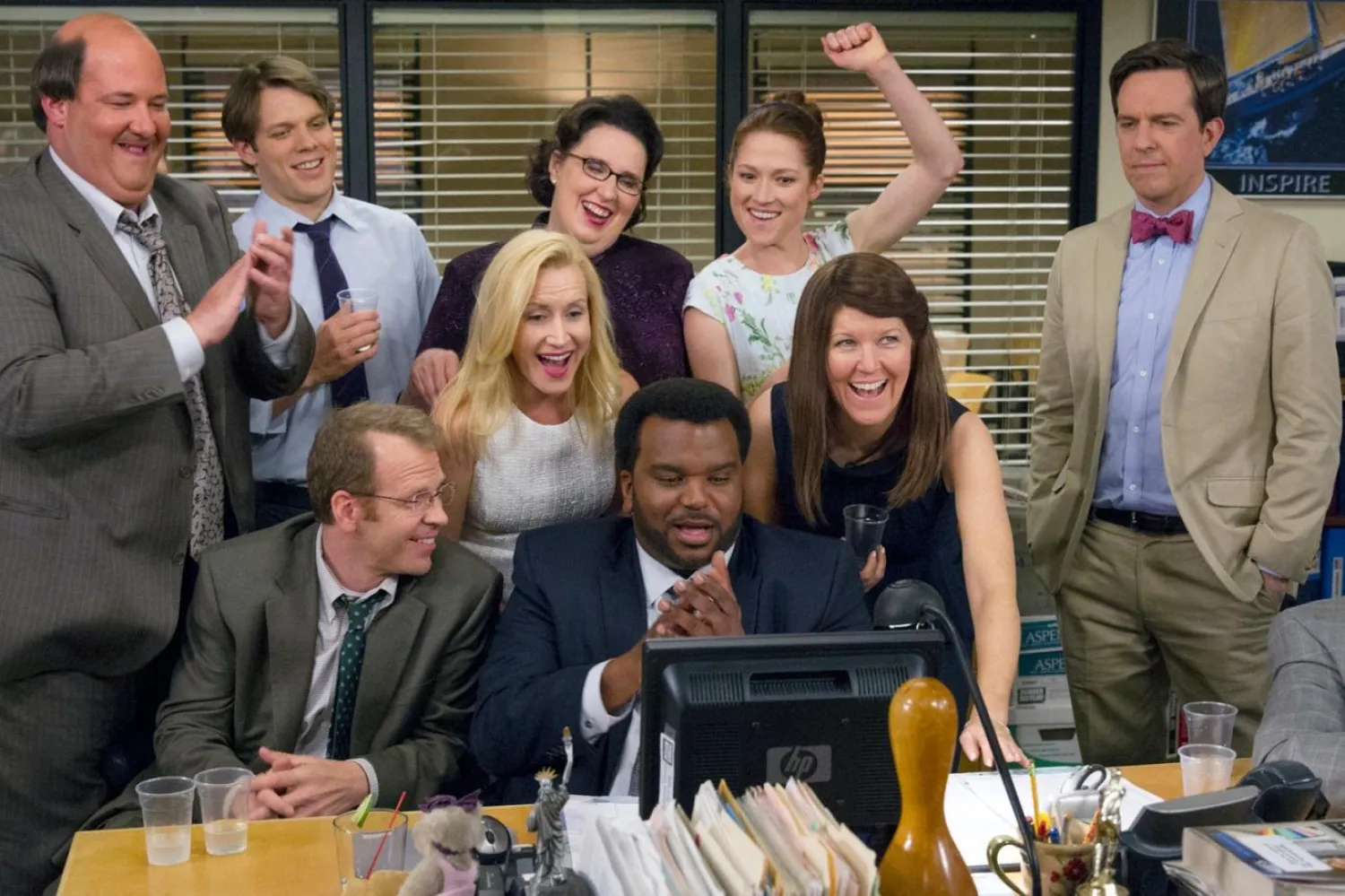 Dunder Mifflin isimli kâğıt şirketinin Scranton şubesinde yaşananları konu alan dizinin başrollerinde Steve Carell, Rainn Wilson, John Krasinski, Jenna Fischer ve B.J. Novak yer almıştı (NBC)