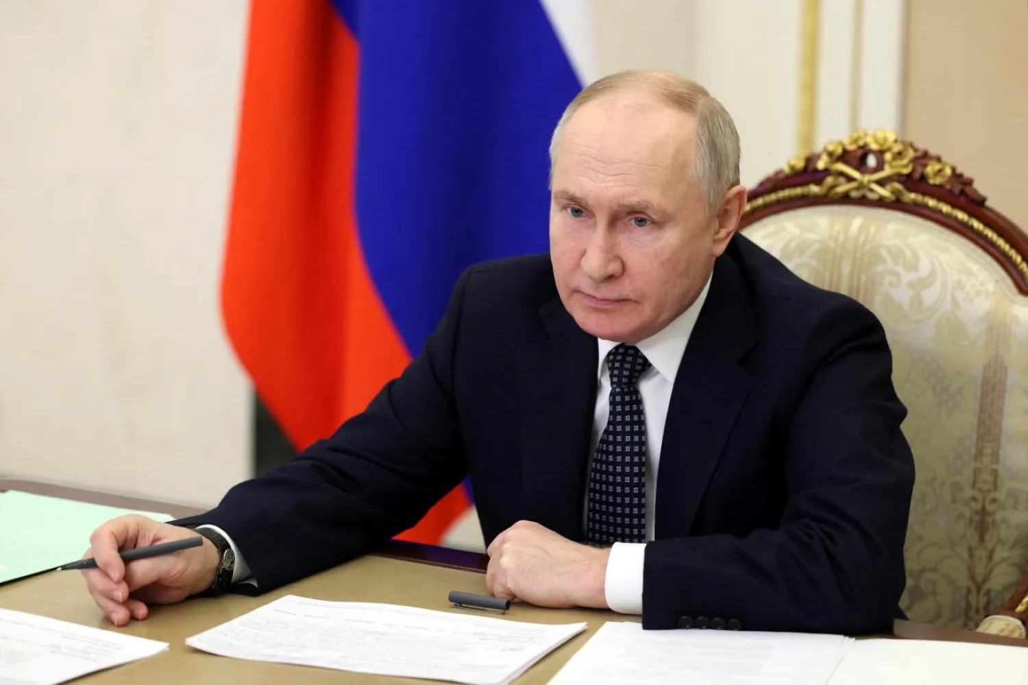 Vladimir Putin, Moskova'da Rusya hükümet mensuplarıyla video bağlantısıyla yapılan bir toplantıya başkanlık ediyor (AFP)