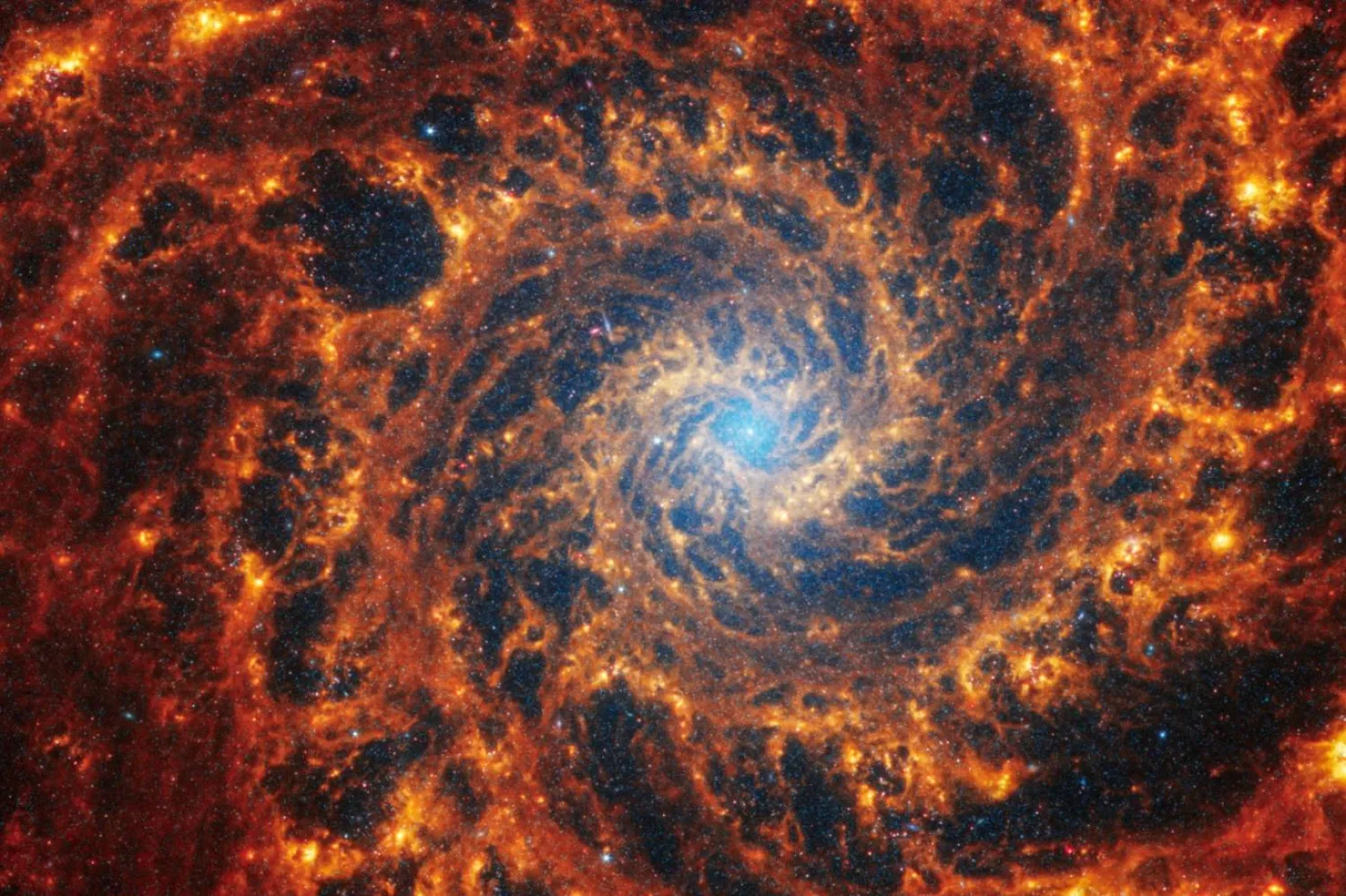 Webb teleskobunun çektiği, NGC 628 sarmal galaksisinin karşıdan görülen fotoğrafı (Nasa)
