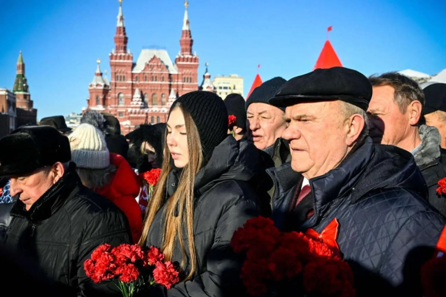 Rusya Komünist Partisi Gennady Zyuganov (sağda) da Lenin'in mezarına çiçek bırakan isimlerden biriydi (AFP)