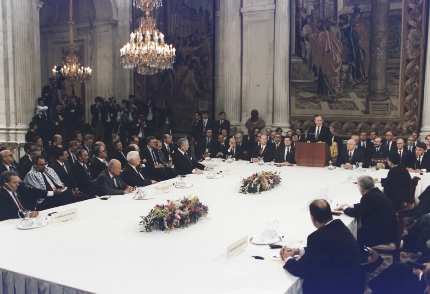ABD Başkanı George H. Bush, 30 Ekim 1991'de Madrid Kraliyet Sarayı’nda düzenlenen Ortadoğu Barış Konferansı'nda açılış konuşmasını yaparken (AP)