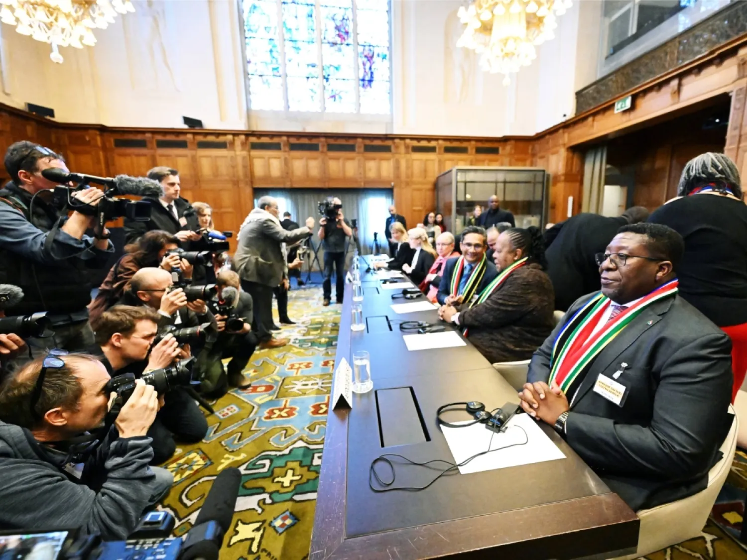 Güney Afrika heyetinin üyeleri mahkeme salonunda (Getty Images)