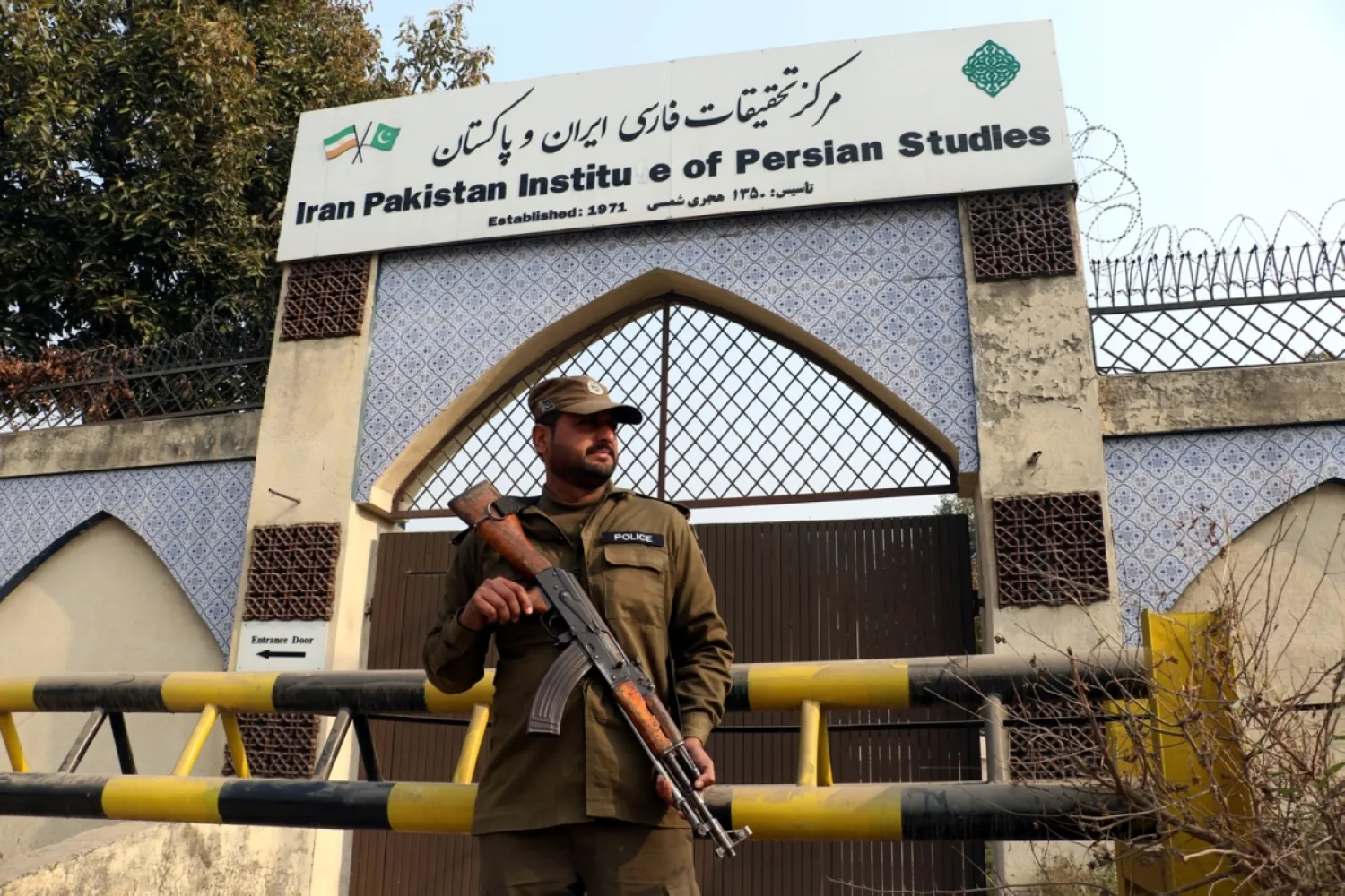 Pakistanlı bir polis memuru Pakistan'ın Ravalpindi kentindeki İran Kültür Merkezini koruyor, 19 Ocak 2024 (EPA)