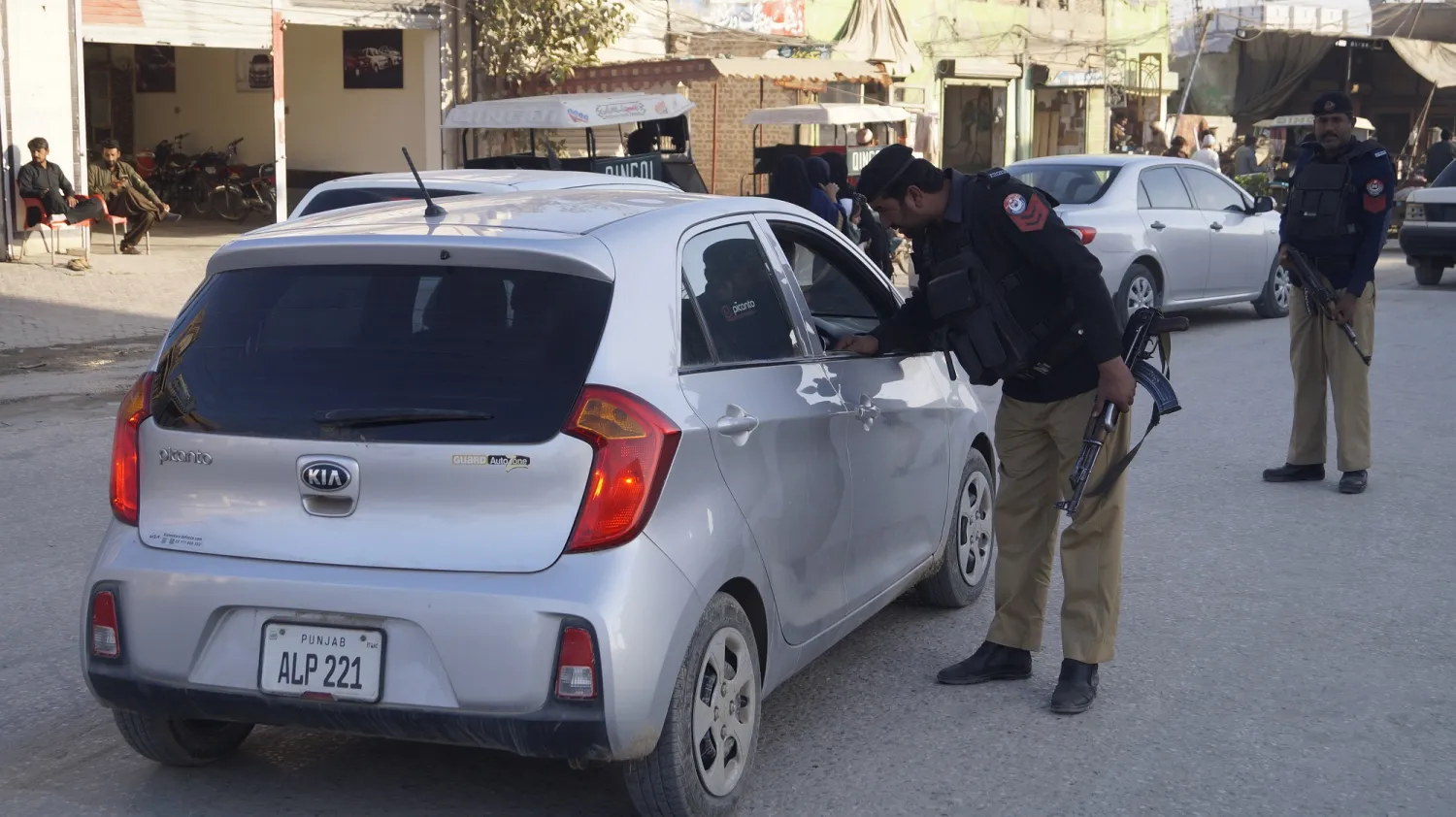 أفراد أمن باكستانيون يفحصون الأشخاص والمركبات عند نقطة تفتيش بعد هجمات مميتة استهدفت جنوداً وشرطة في ديرا إسماعيل خان 18 ديسمبر (إ.ب.أ)