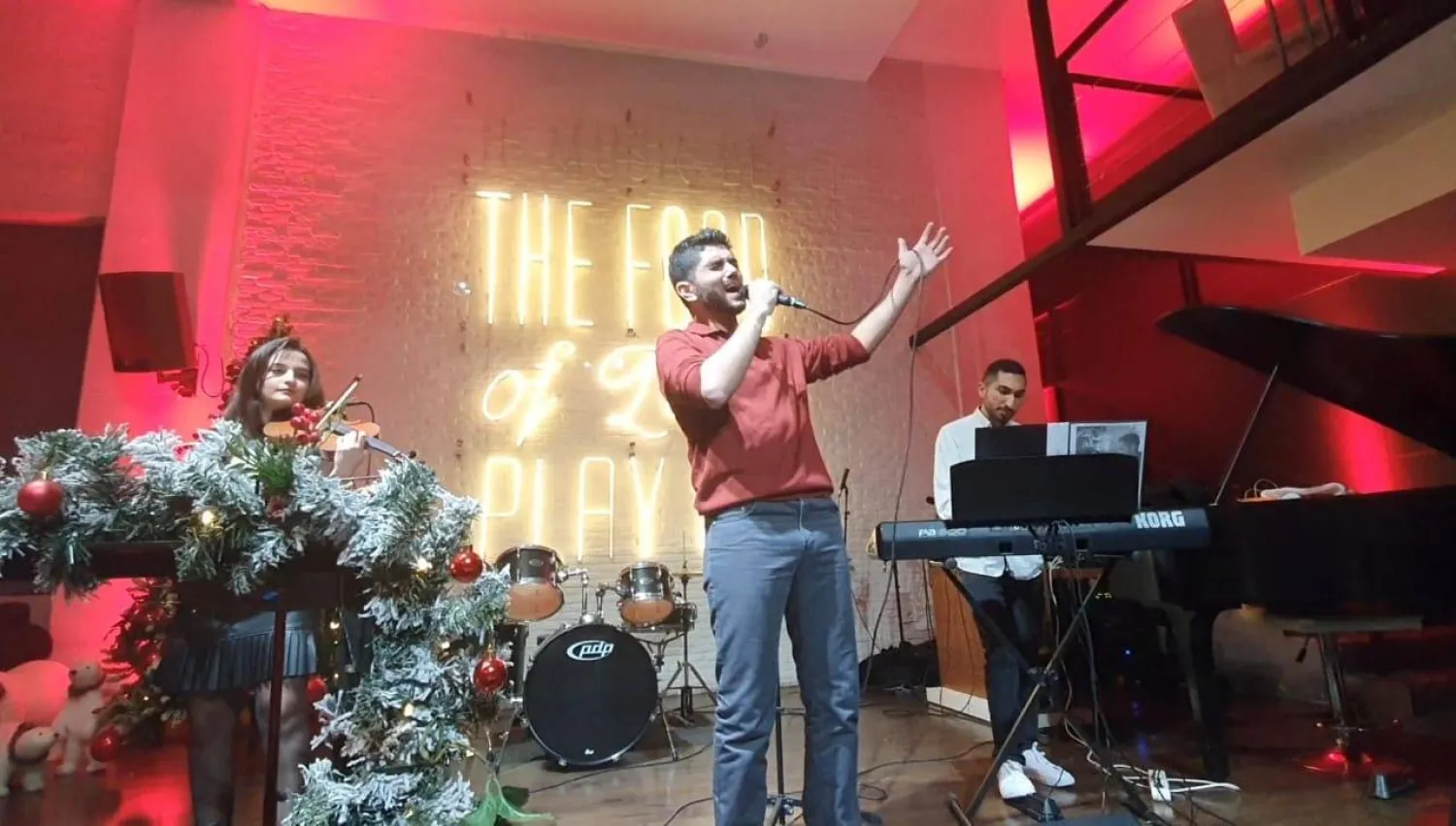 في إحدى حفلاته في بيروت (الشرق الأوسط)