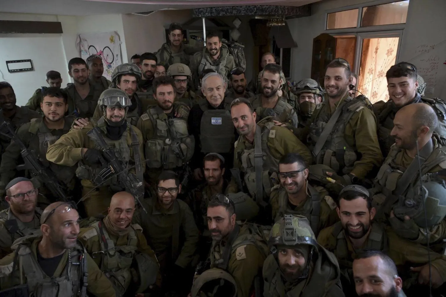 İsrail Başbakanı Binyamin Netanyahu, Gazze Şeridi'nin kuzeyinde İsrail askerleriyle fotoğraf çektirdi (AP)