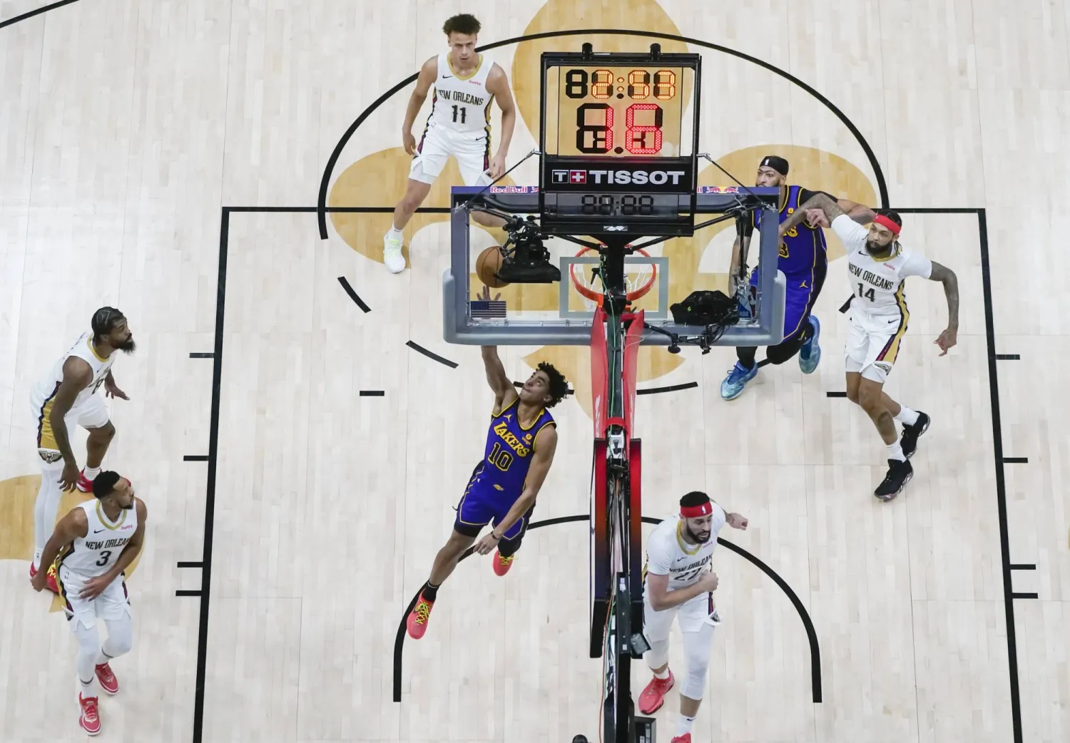 نيو أورليانز بيليكانز فاز على فريق ليبرون جيمس (أ.ب)