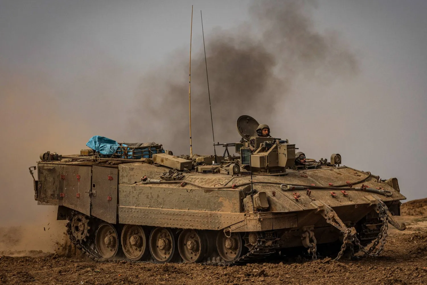 مدرَّعة إسرائيلية تسير على طول الحدود الجنوبية لإسرائيل وغزة مع استمرار القتال (د.ب.أ)