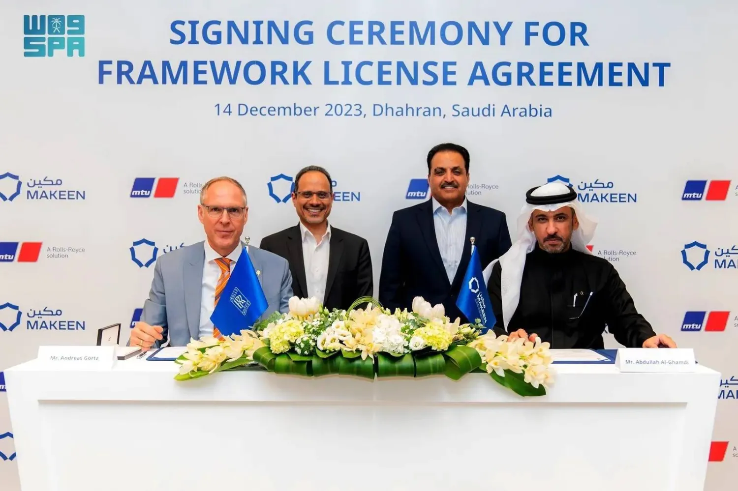 خلال توقيع الاتفاقية بين «مكين» و«رولز رويس» لتصنيع واختبار وبيع وصيانة المحركات (واس)