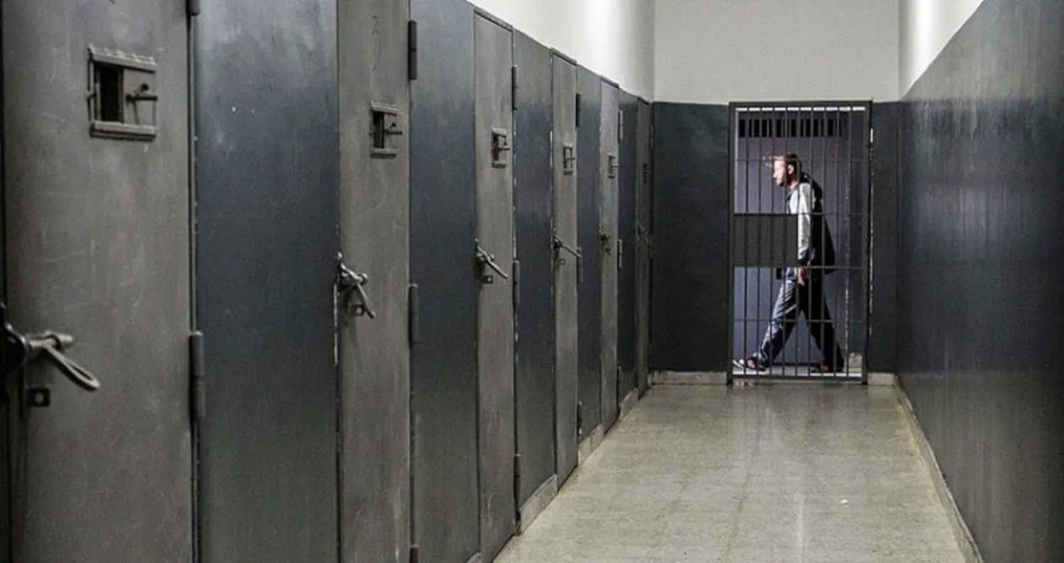 لقطة أرشيفية من الداخل لسجن مدينة زليتن شرق طرابلس (غيتي)