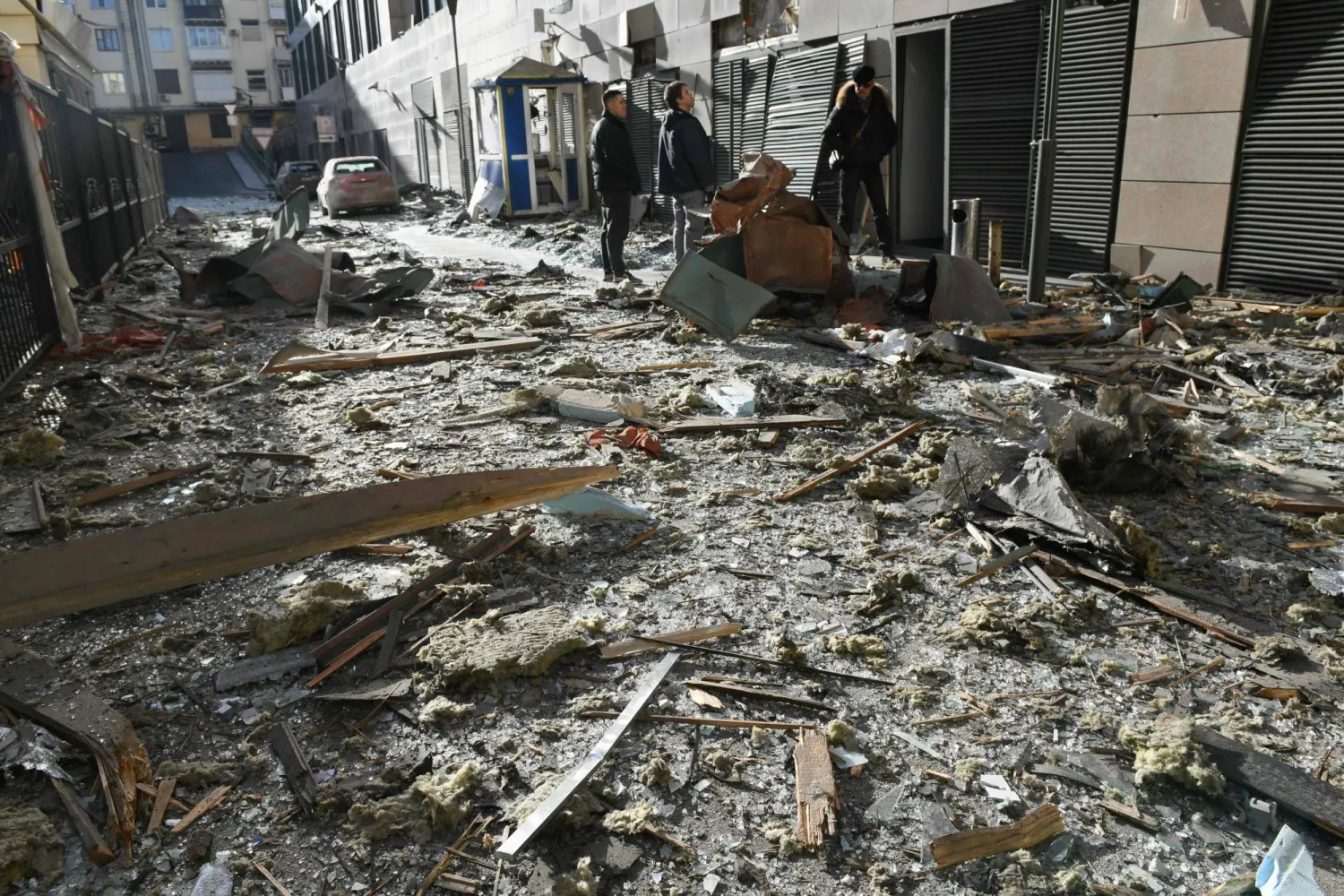 أوكرانيون يعاينون الدمار الناجم عن غارات روسية على منطقة في إقليم دونيتسك الاثنين (أ.ف.ب)