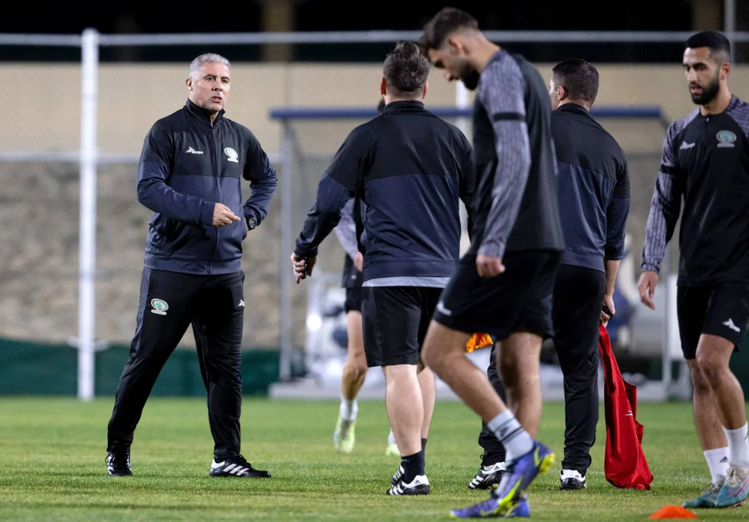 مكرم دبوب مدرب منتخب فلسطين يوجه لاعبيه خلال التدريبات الأخيرة (أ.ف.ب)