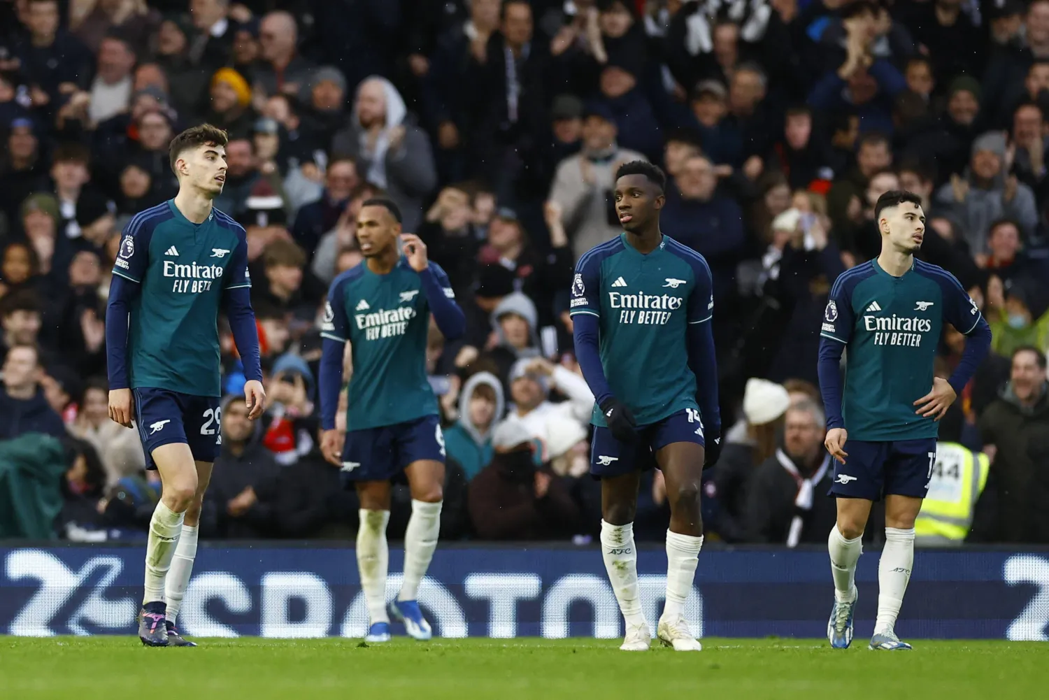 سقوط آرسنال أمام فولهام أثار الشكوك حول قدرة الفريق على المنافسة على اللقب (رويترز)