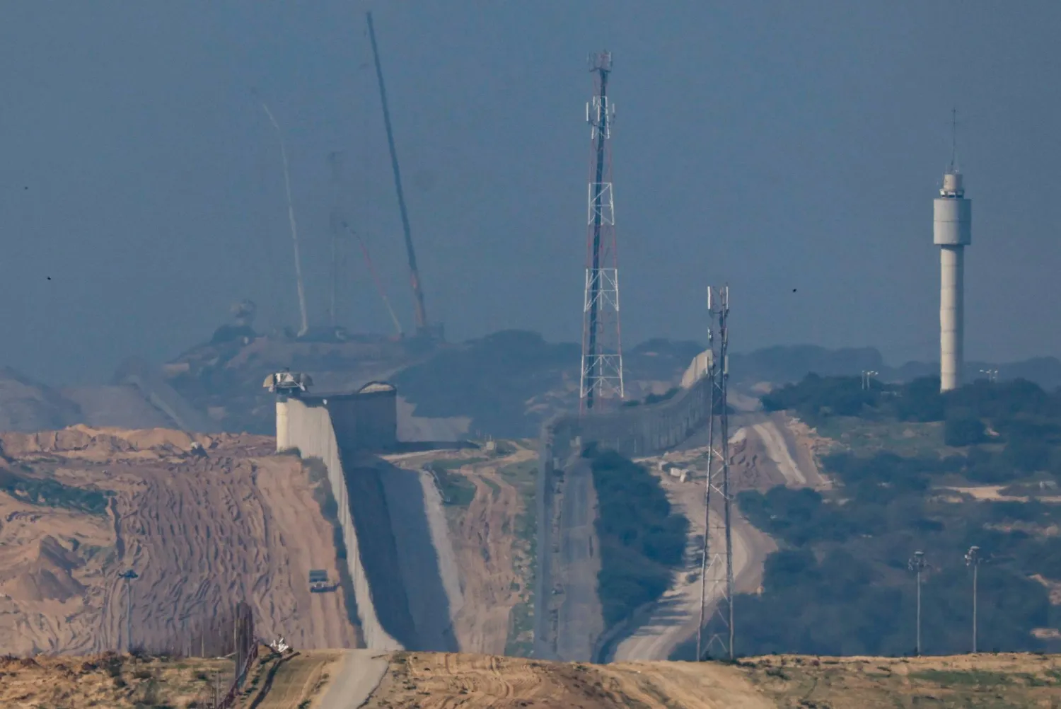 آلية إسرائيلية بجانب الجدار الفاصل بين إسرائيل وقطاع غزة يوم 17 ديسمبر الماضي (رويترز)