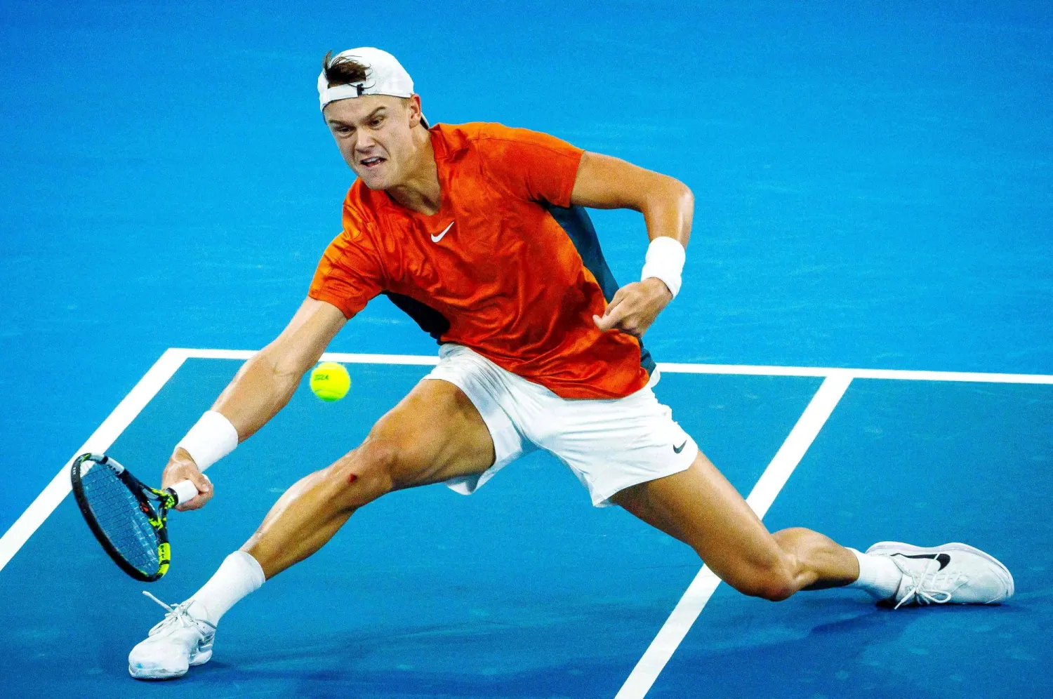 الدنماركي هولغر رون خلال مواجهته الأسترالي ماكس بروسيل ضمن منافسات «بريزبين» الدولية للتنس (أ.ف.ب)