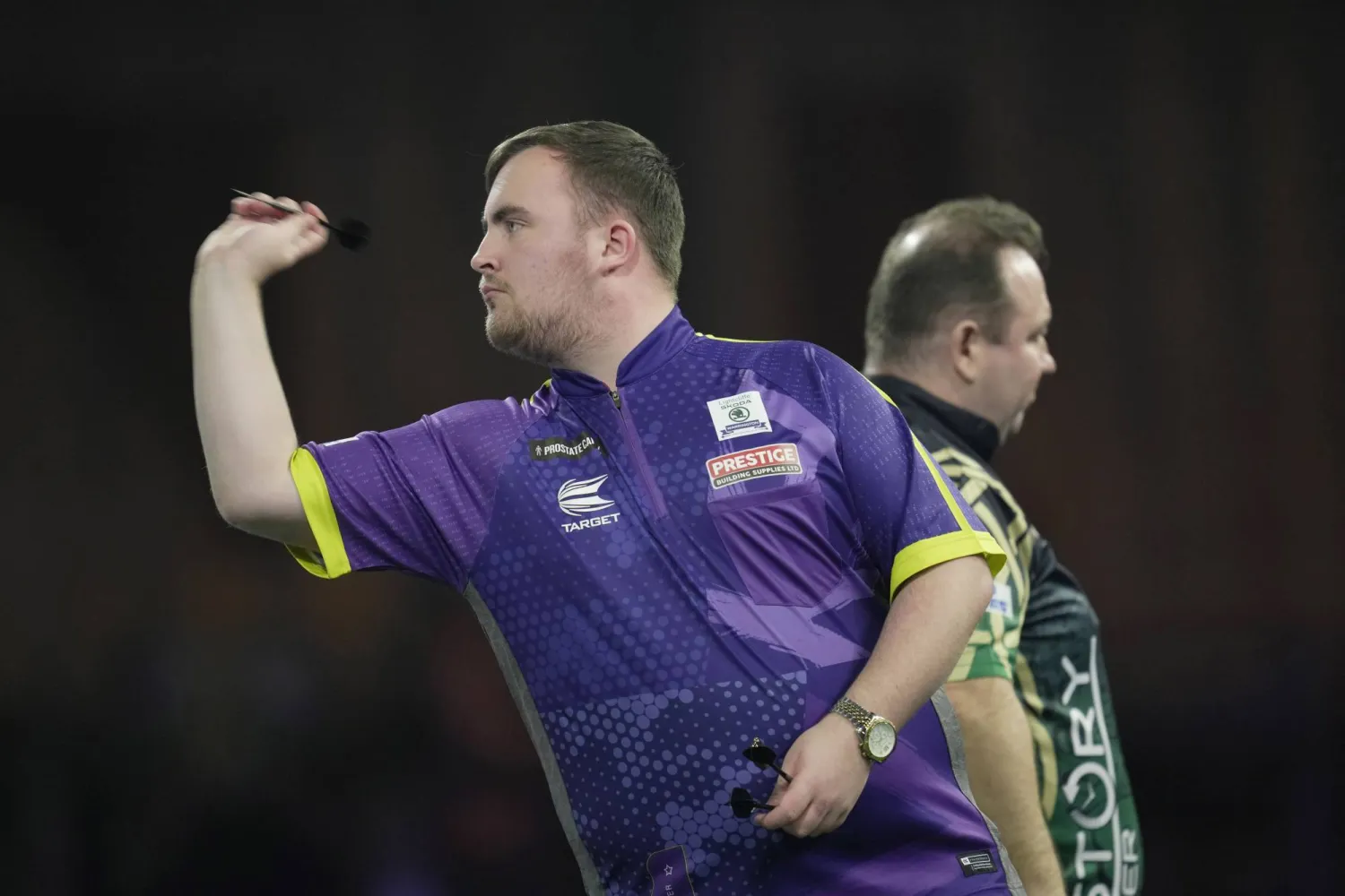 لوك ليتلر خلال مواجهته برندان دولان ضمن بطولة العالم للدارتس (أ.ب)