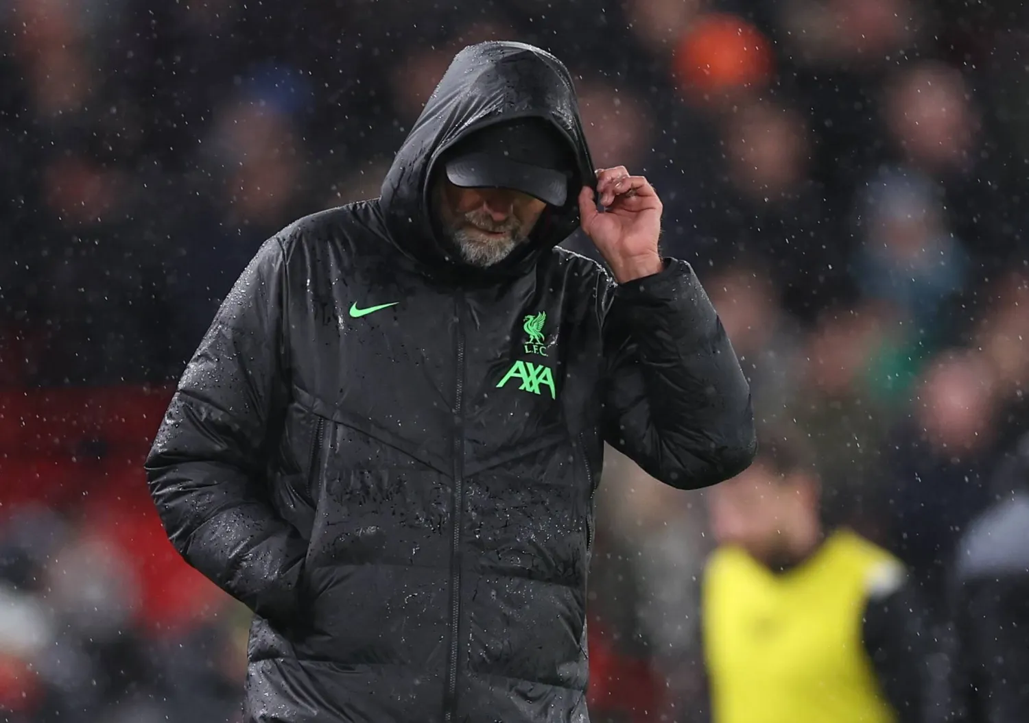 كلوب مدرب ليفربول أثناء مواجهة نيوكاسل العاصفة (رويترز)