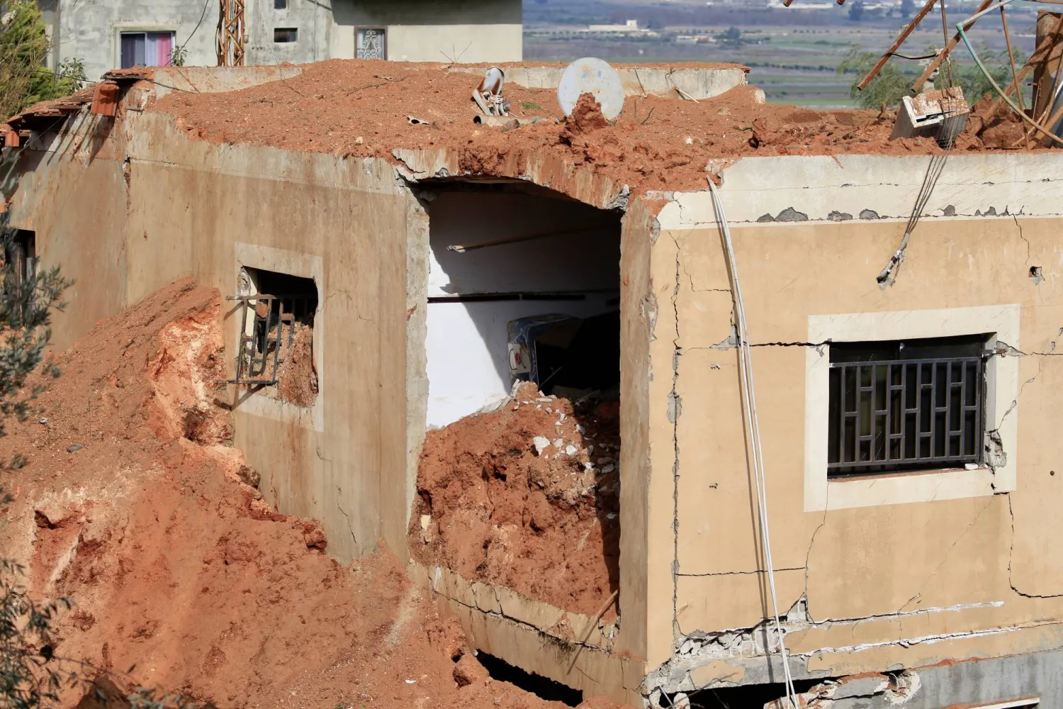 مبنى متضرر عقب غارة جوية إسرائيلية استهدفت قرية كفركلا على الحدود مع إسرائيل جنوب لبنان (إ.ب.أ)