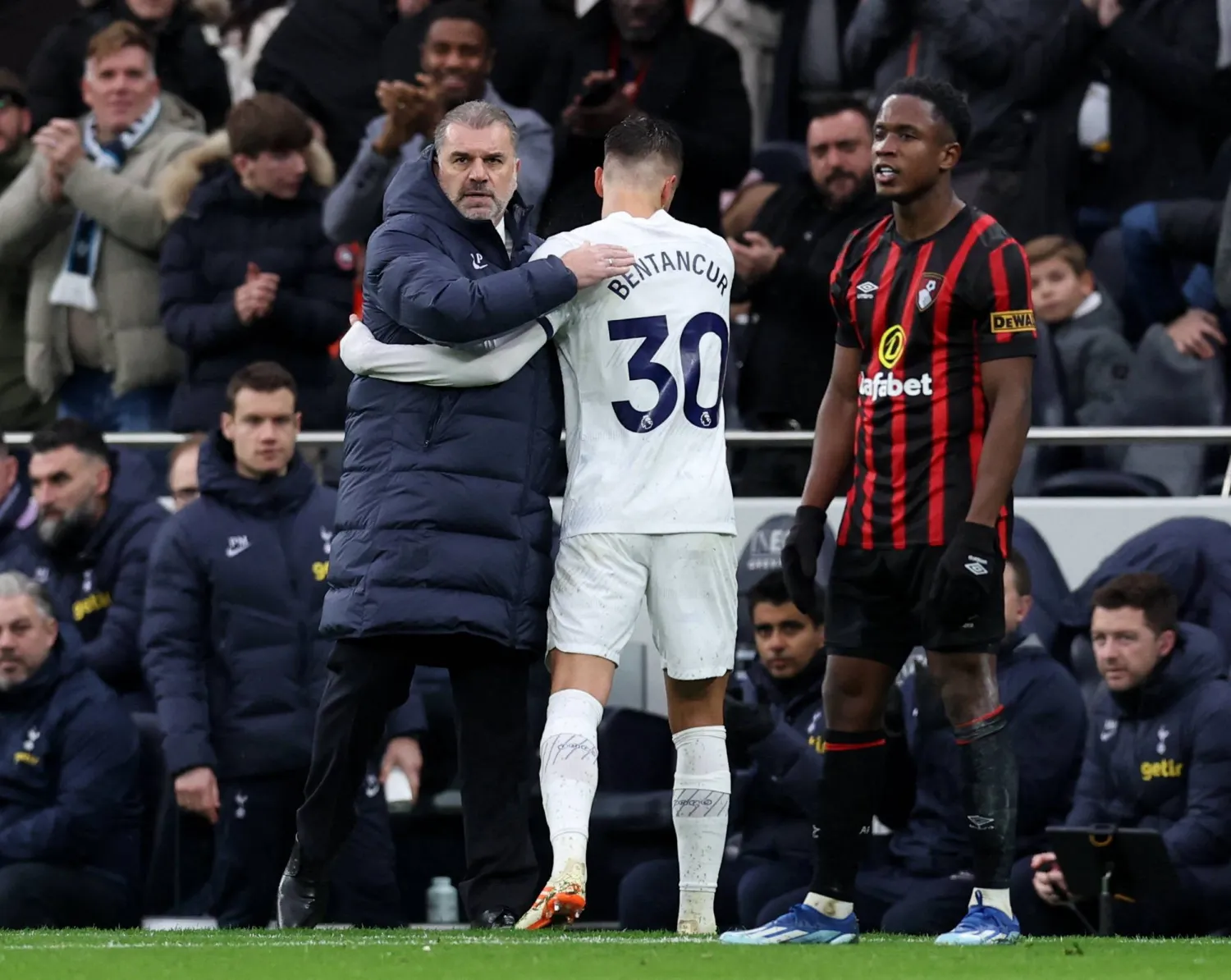 بوستيكوغلو مدرب توتنهام برفقة بنتانكور (رويترز)