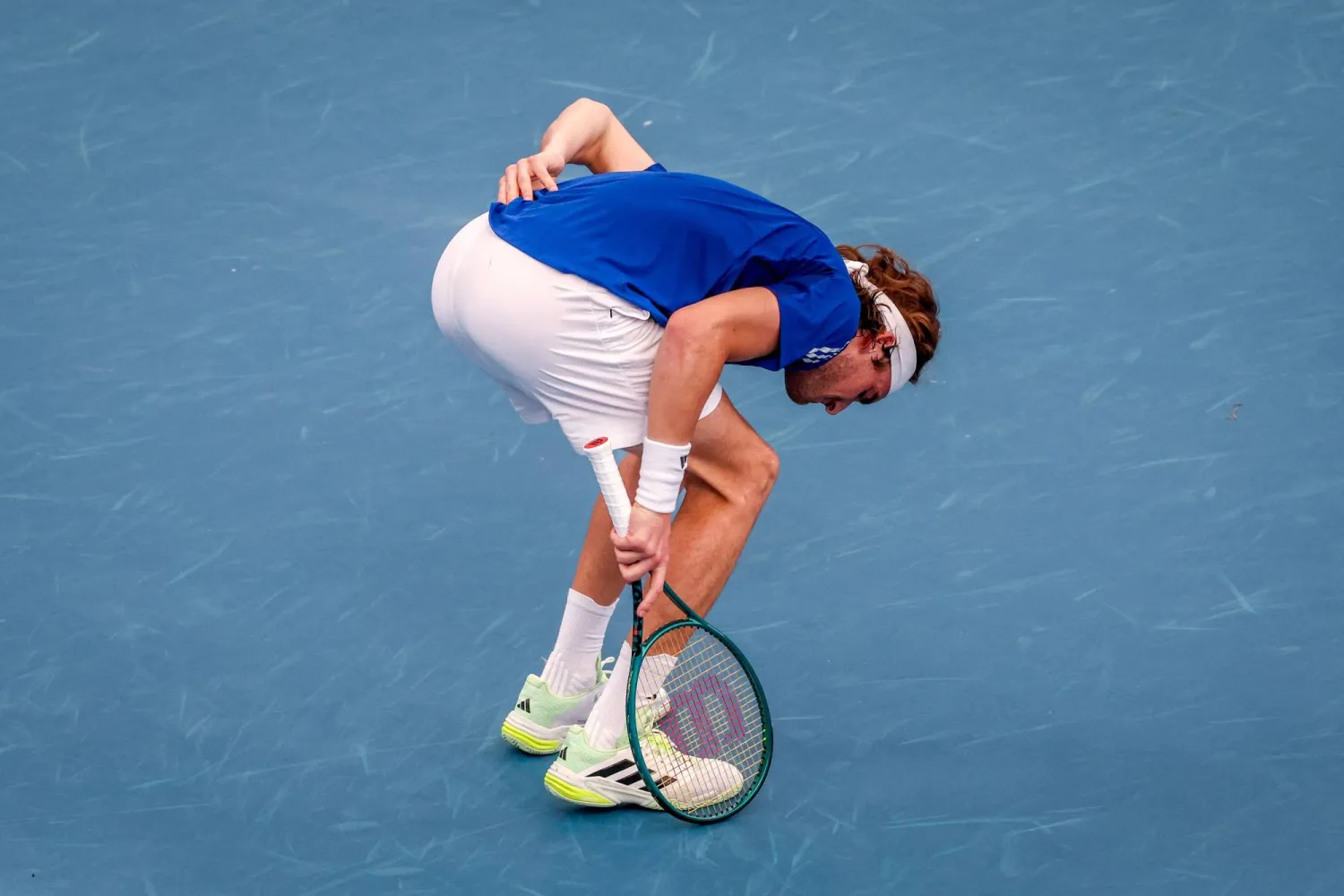 تسيتسيباس عانى من آلام في الظهر خلال المواجهة (أ.ف.ب)