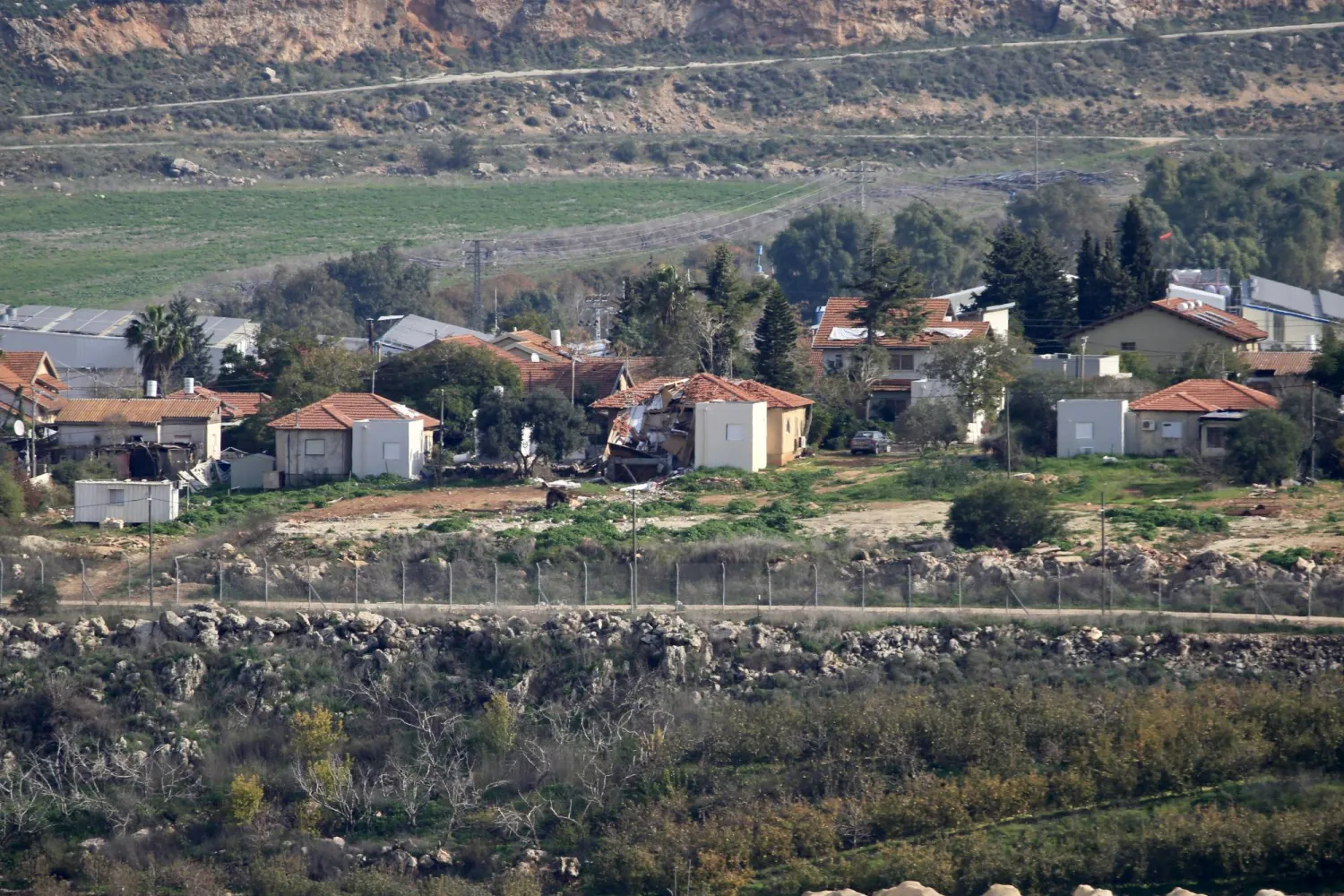 صورة للمباني المتضررة على الجانب الإسرائيلي من الحدود مع لبنان في أعقاب تبادل الأعمال العدائية عبر الحدود كما يظهر من قرية كفركلا في جنوب لبنان (د.ب.أ)
