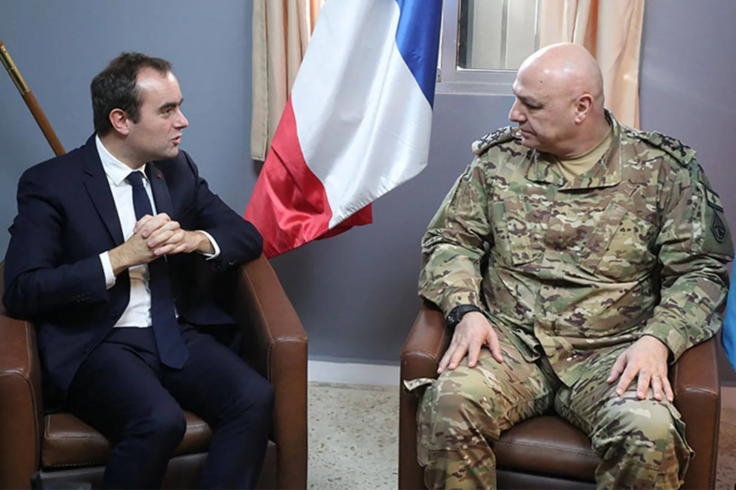 قائد الجيش اللبناني جوزيف عون (اليمين) يجتمع مع وزير القوات المسلحة الفرنسي سيباستيان ليكورنو في قاعدة «يونيفيل» بقرية دير كيفا بجنوب لبنان (أ.ف.ب)