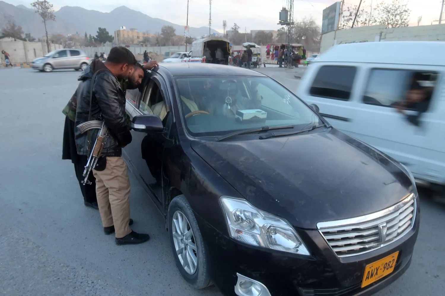 مسؤولو الأمن الباكستانيون يقفون للحراسة عند نقطة تفتيش حيث تم تكثيف الإجراءات الأمنية قبل العام الجديد في كويتا (إ.ب.أ)