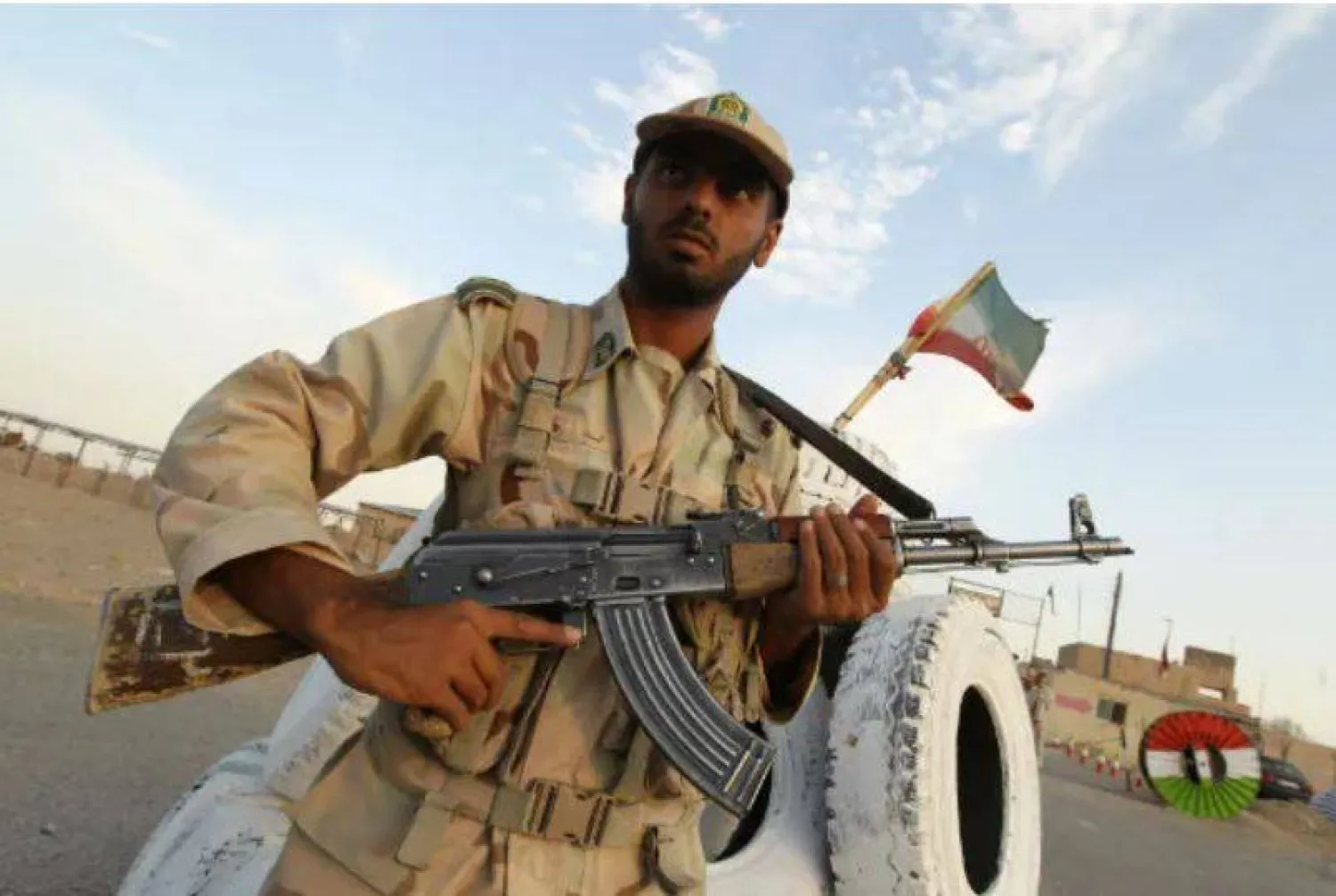 أحد عناصر الجيش الإيراني (أرشيفية - أ.ف.ب)