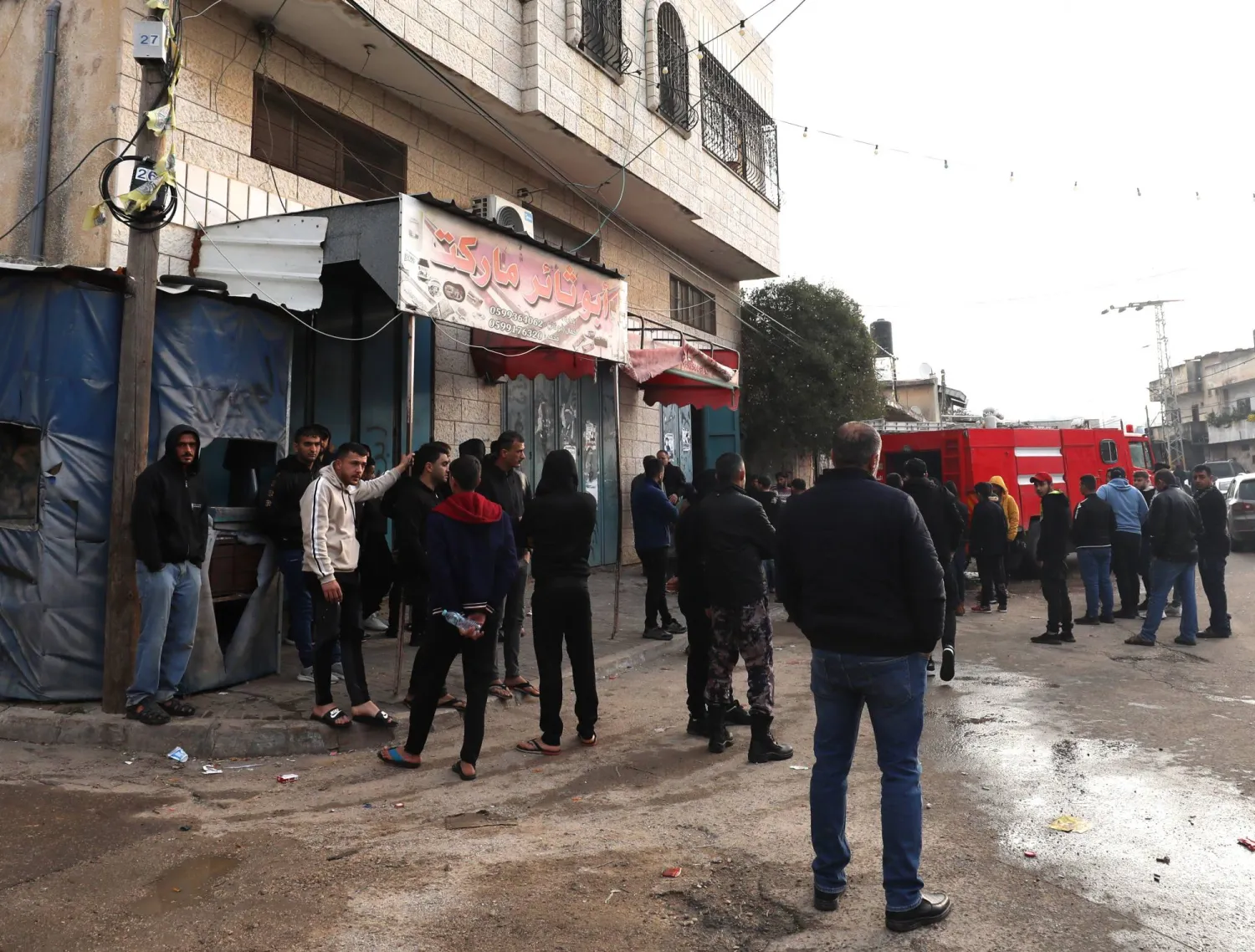 فلسطينيون في موقع الغارة الإسرائيلية التي أدت إلى مقتل 4 أشخاص في قرية عزون قرب قلقيلية بالضفة الغربية الثلاثاء (إ.ب.أ)