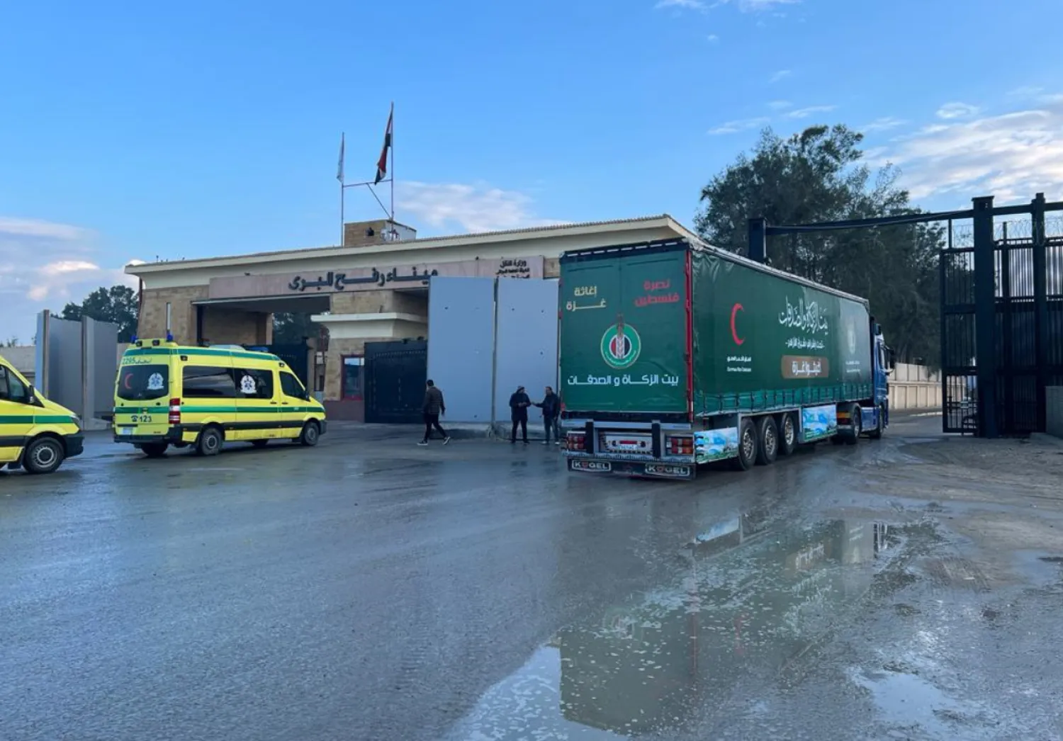 قافلة الأزهر في طريقها لعبور رفح... كما تظهر سيارات إسعاف تدخل للقطاع (المركز الإعلامي للأزهر)